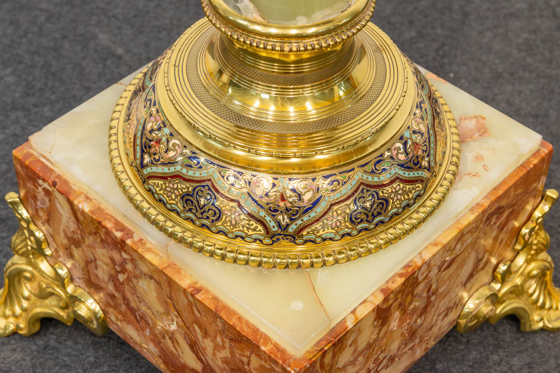 An exceptional side table made of onyx and marble, decorated with bronze and inlaid cloisonné - Bild 14 aus 14
