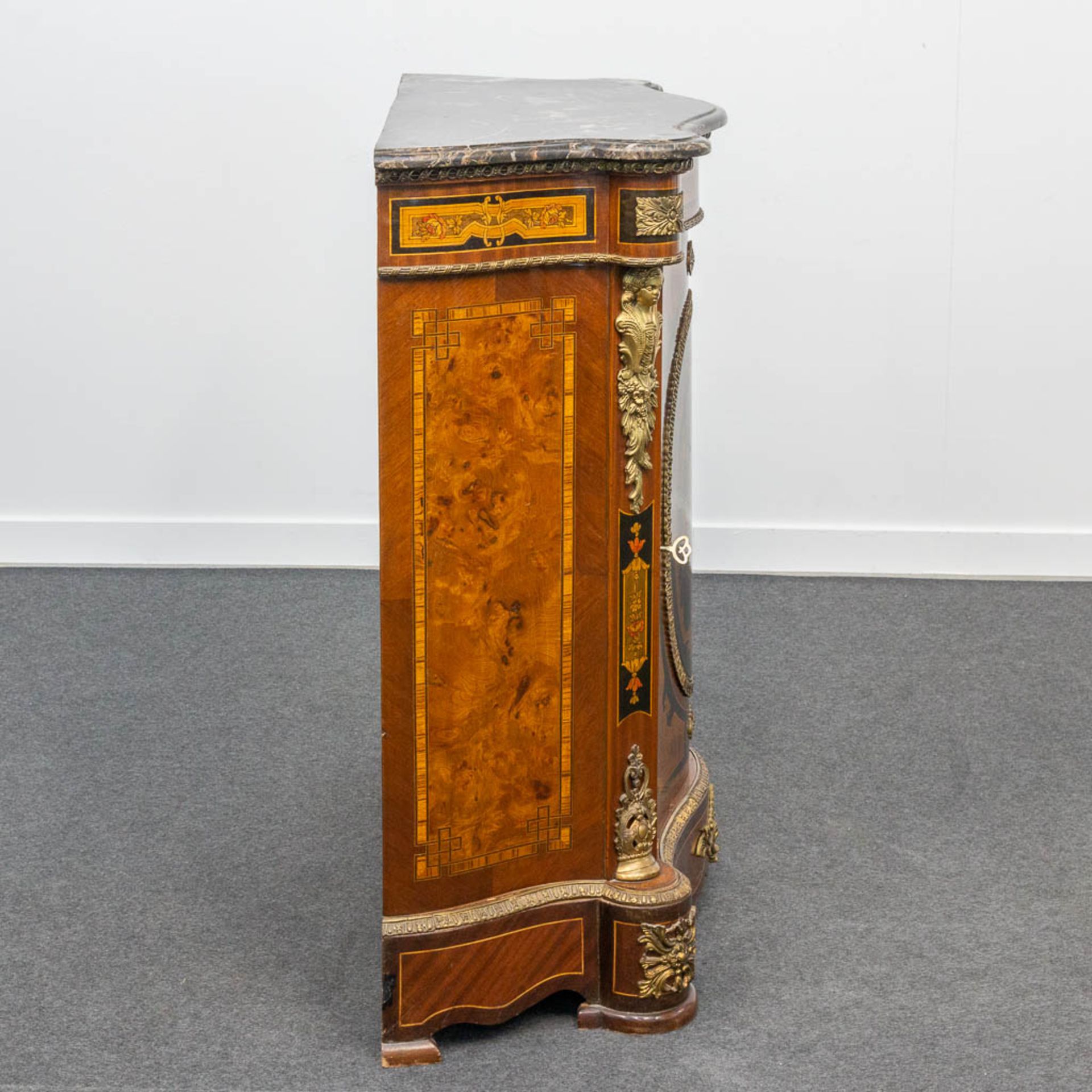 A marquetry inlaid commode, mounted with bronze and with a marble top. - Image 5 of 15