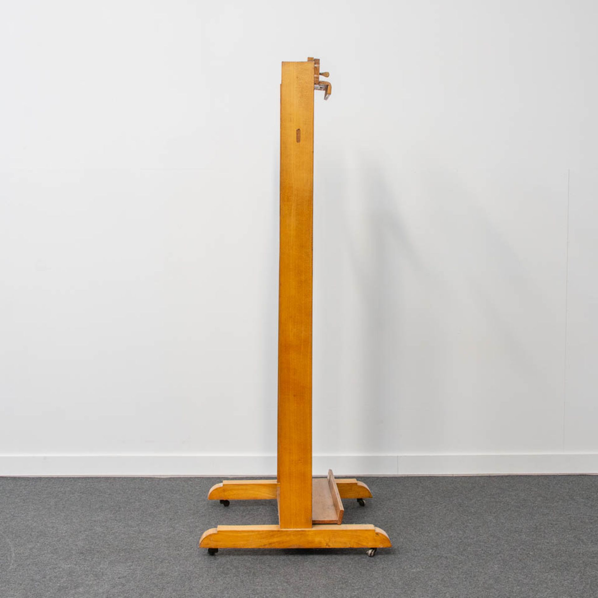 A large easel, made of wood. - Image 3 of 18