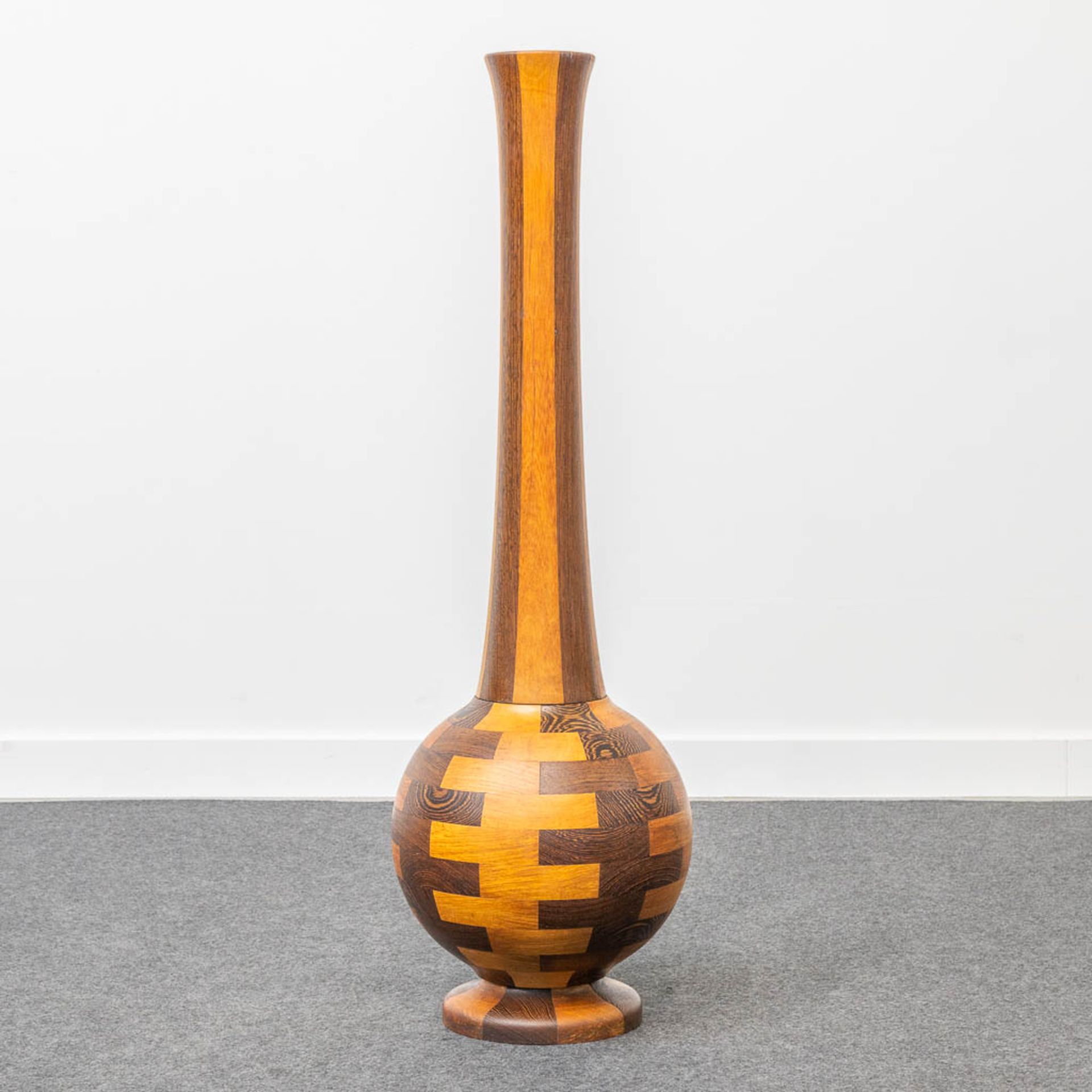 A collection of 4 wood-turned vases with inlay, made by DeCoene in Kortijk, Belgium. - Image 2 of 11