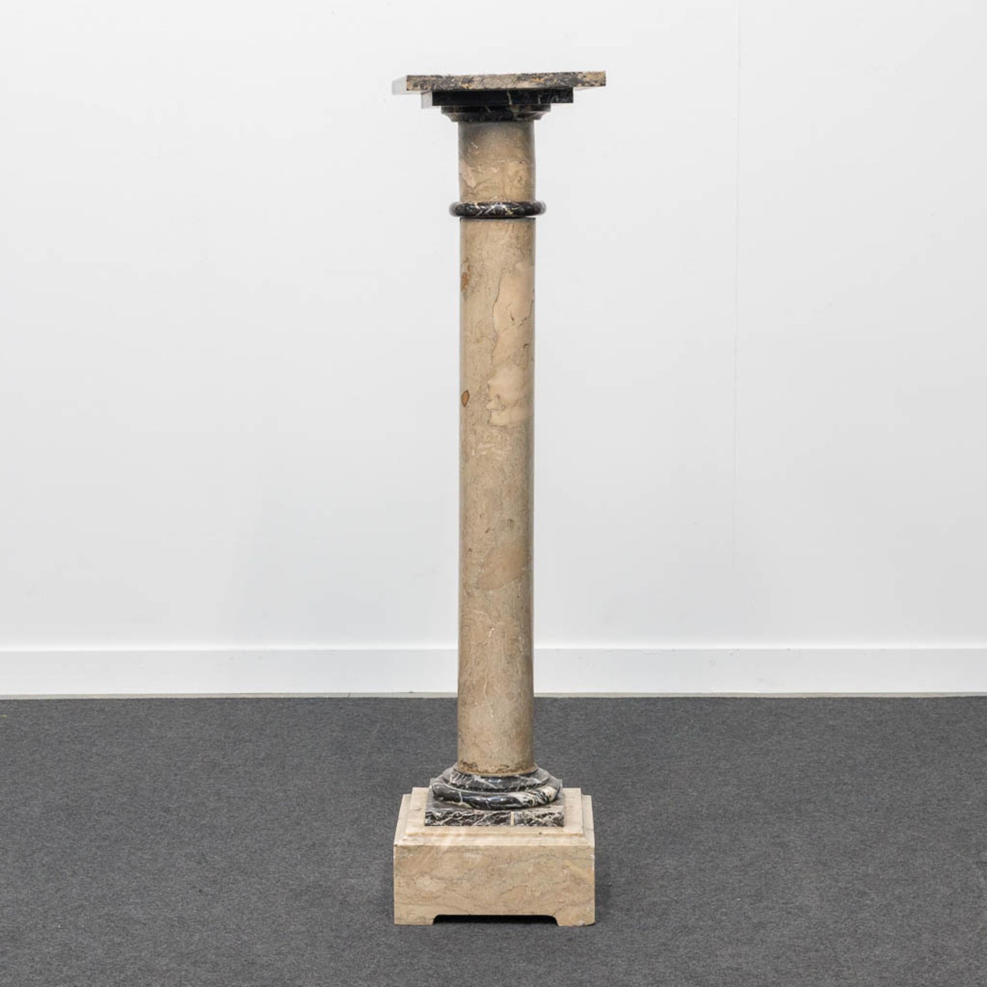 A black and beige marble pedestal - Bild 6 aus 16