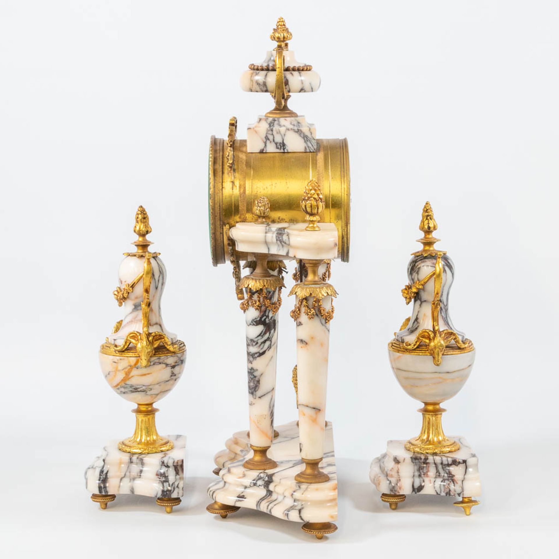 A louis XVI style 3-piece garniture clock with bronze mounted marble column clock, and 2 side pieces - Bild 4 aus 13