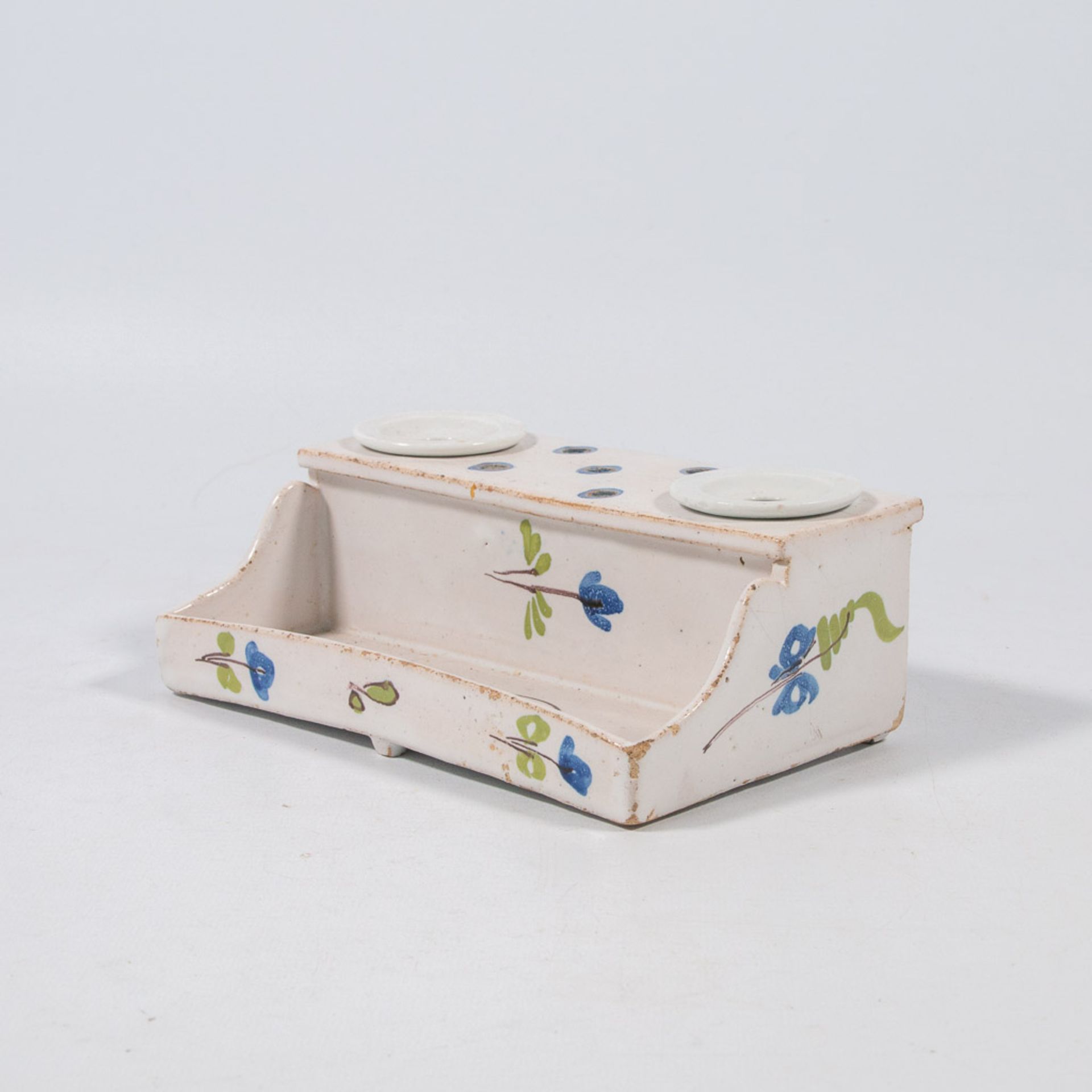 A ceramic ink pot with floral decor. - Image 5 of 17