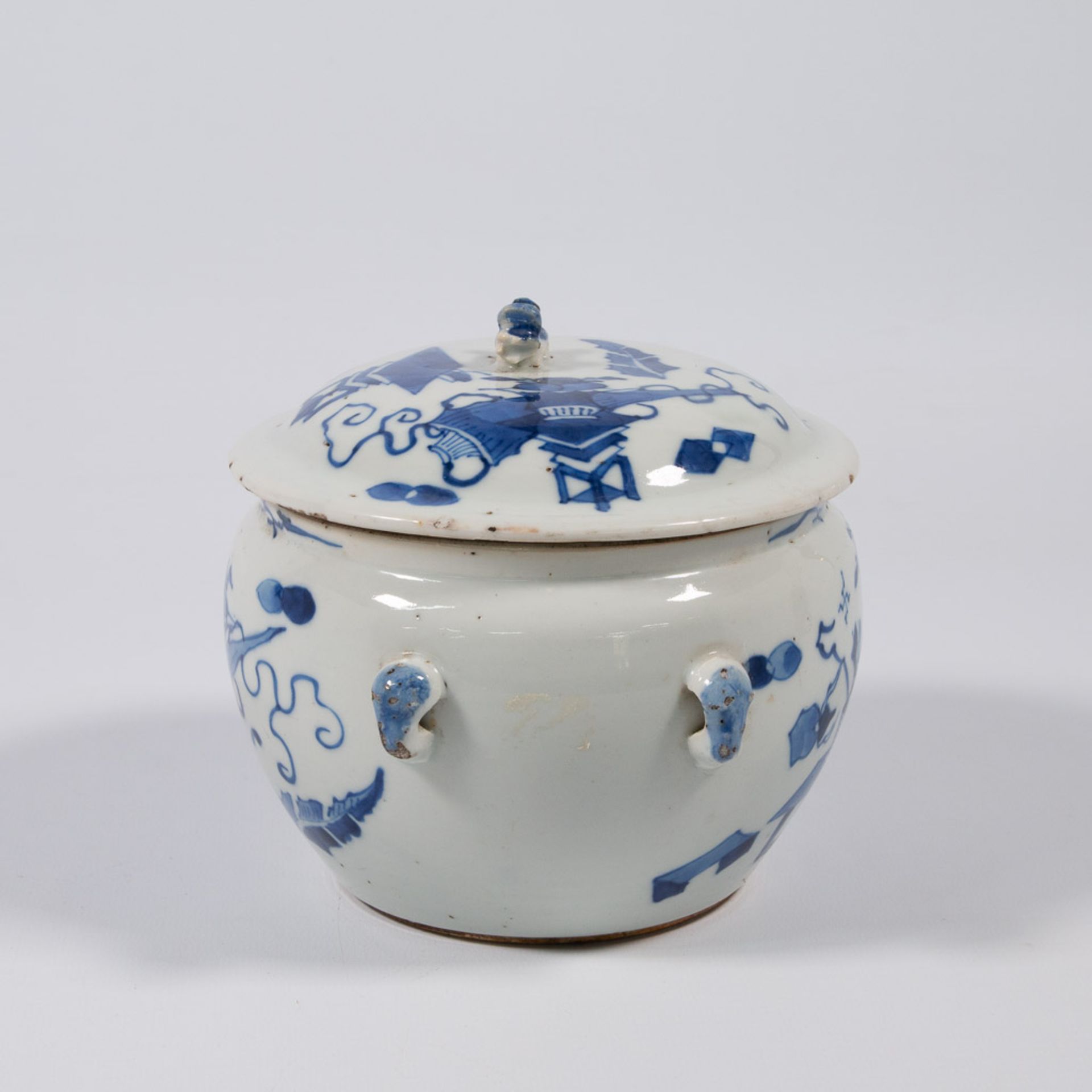 A Chinese jar with blue white decor of Antiquities. 19th-20th cent - Image 2 of 13