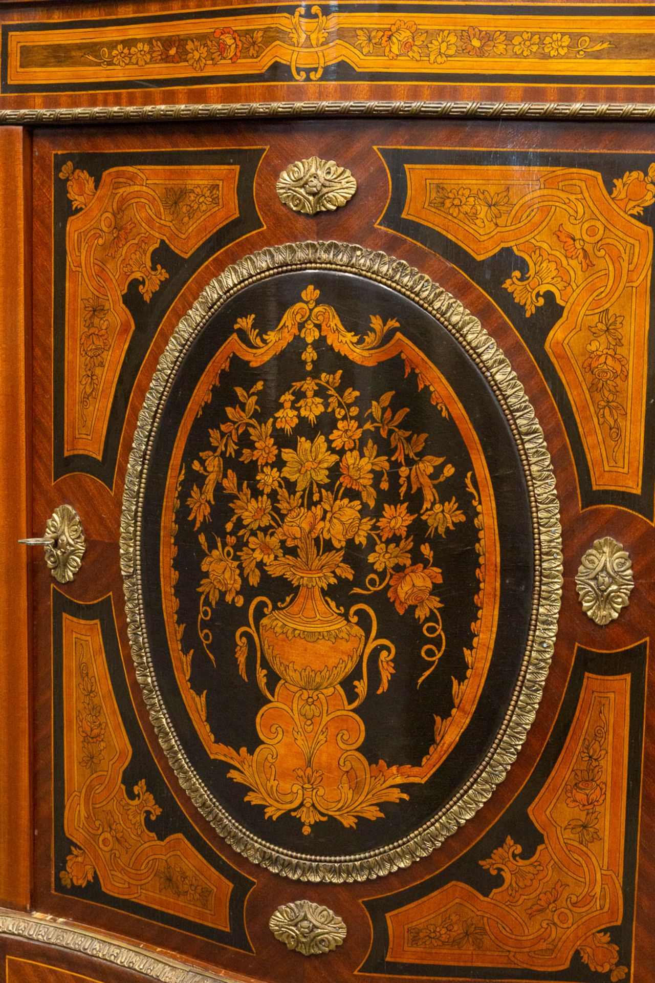 A marquetry inlaid commode, mounted with bronze and with a marble top. - Image 15 of 15