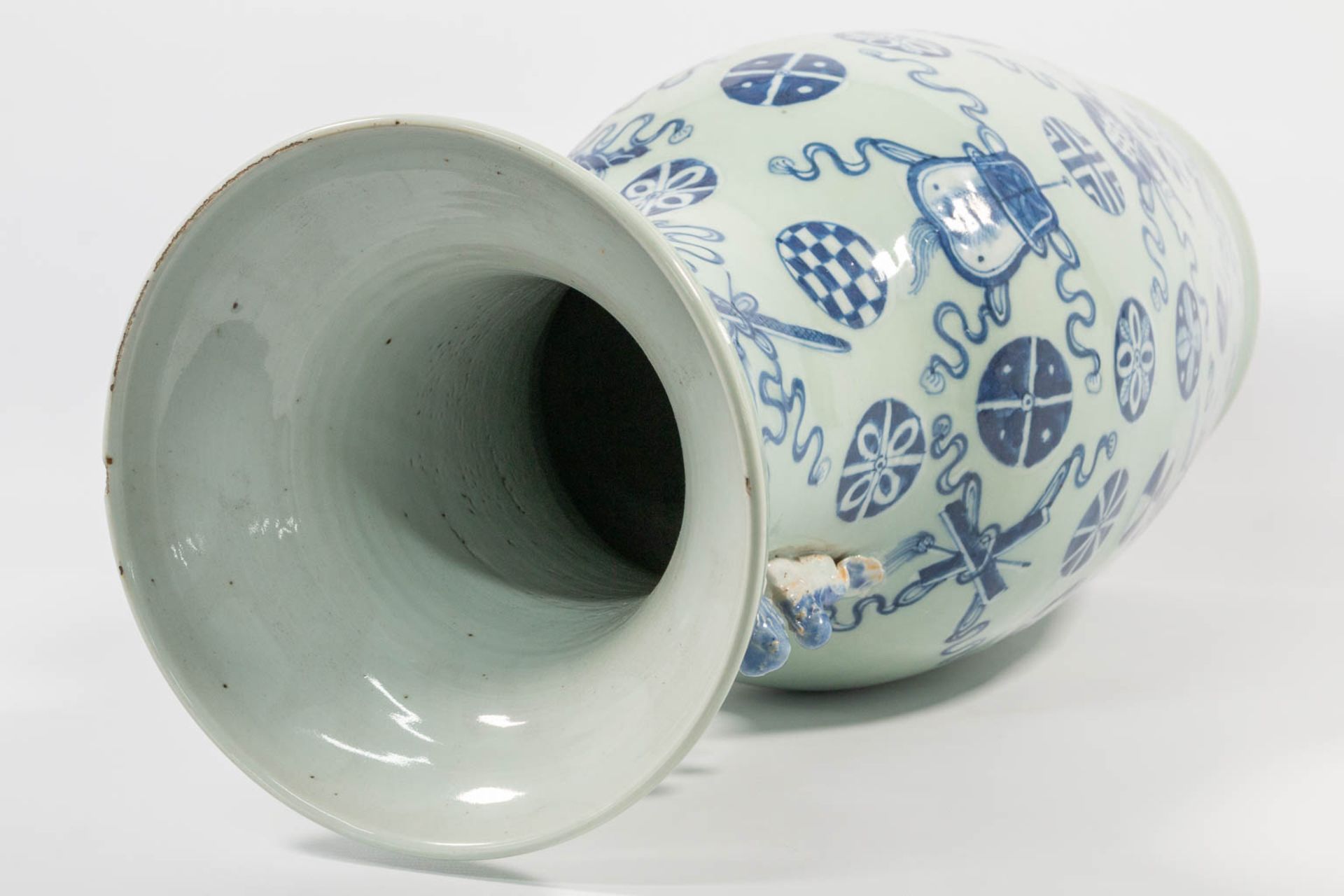 A blue and white Chinese Vase with symbolic decor, combined with 2 blue and white porcelain plates. - Image 15 of 33