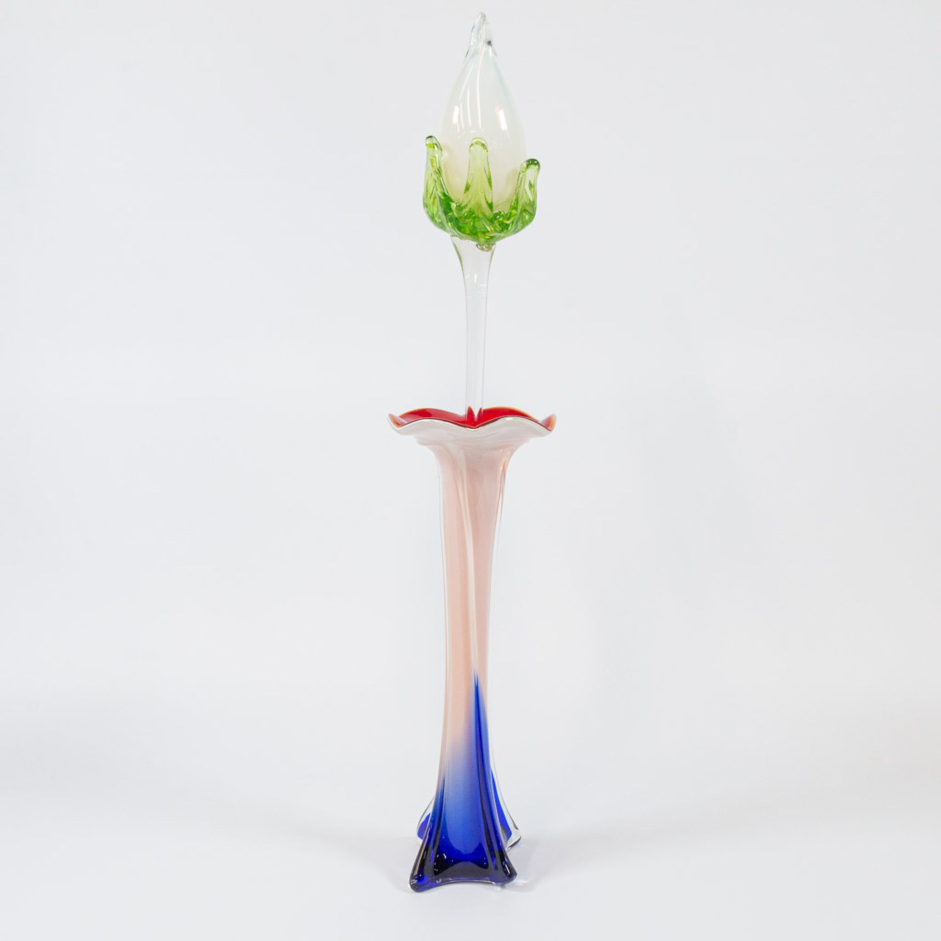 A collection of 4 vases and 4 glass flowers made in Murano, Italy. - Image 21 of 49