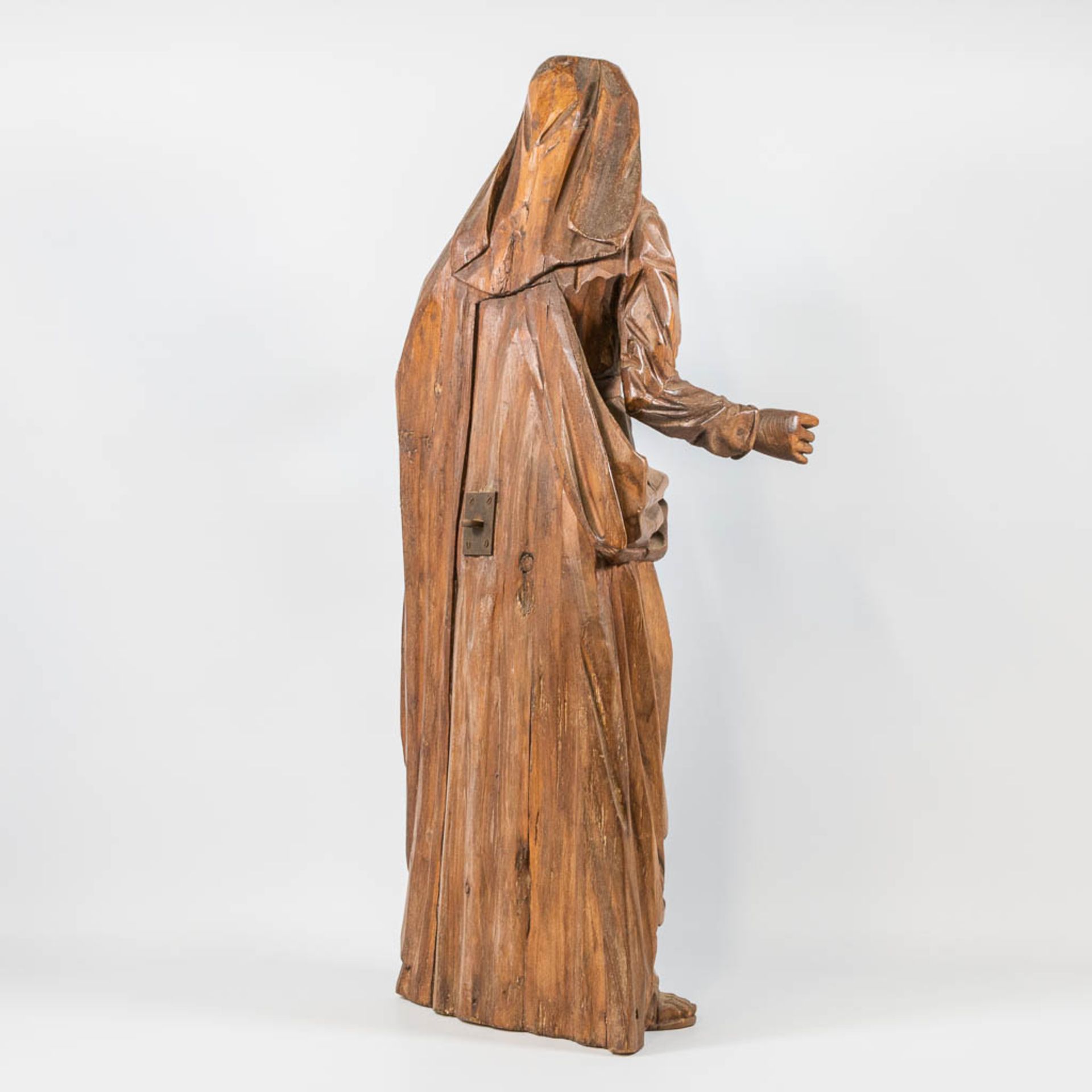 A wood sculptured Mary and Jesus figurine with globus cruciger. 19th century. - Bild 5 aus 19