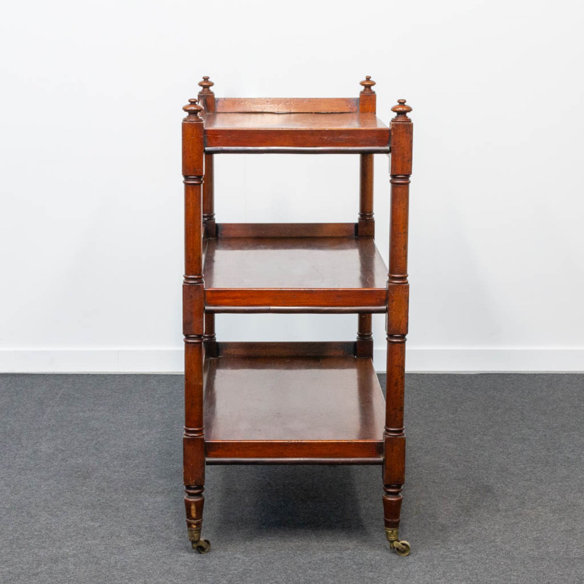 An Antique Mahogany Three-tier Etagère. - Image 3 of 17