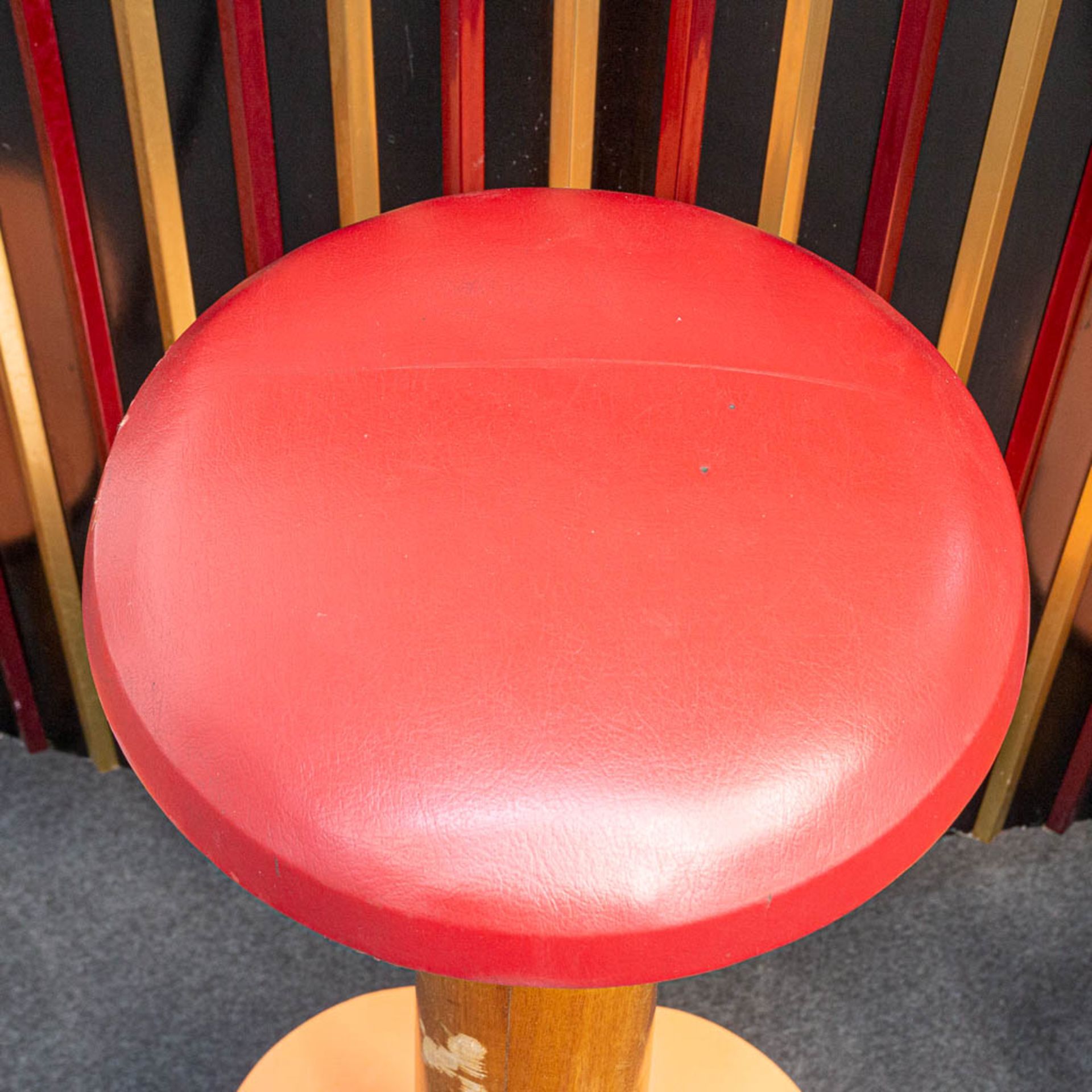 A vintage bar cabinet, made of formica and chrome, sided by 3 bar stools. - Image 18 of 19