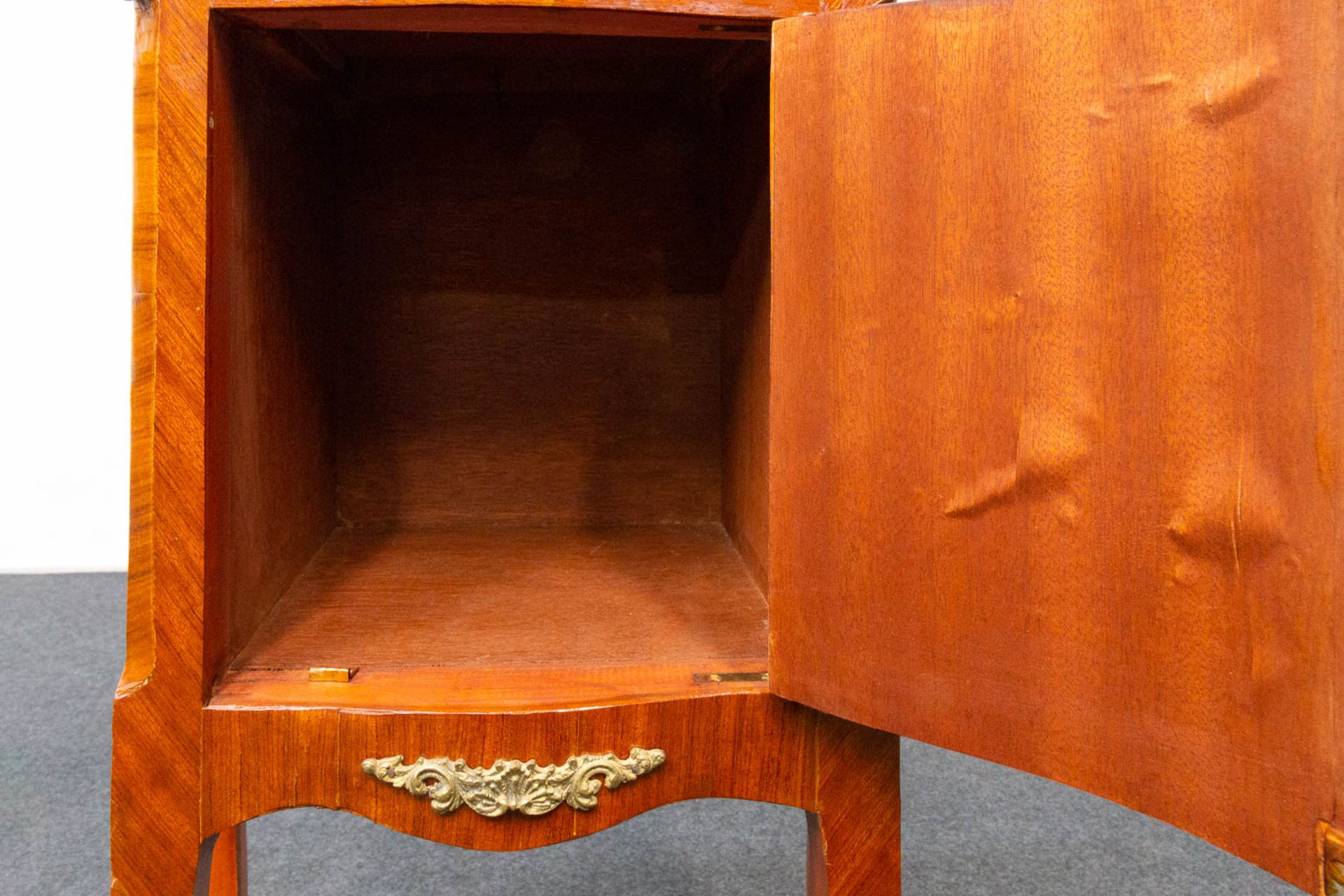 A pair of bronze mounted nightstands, inlaid with marquetry. Second half of the 20th century. - Image 19 of 22