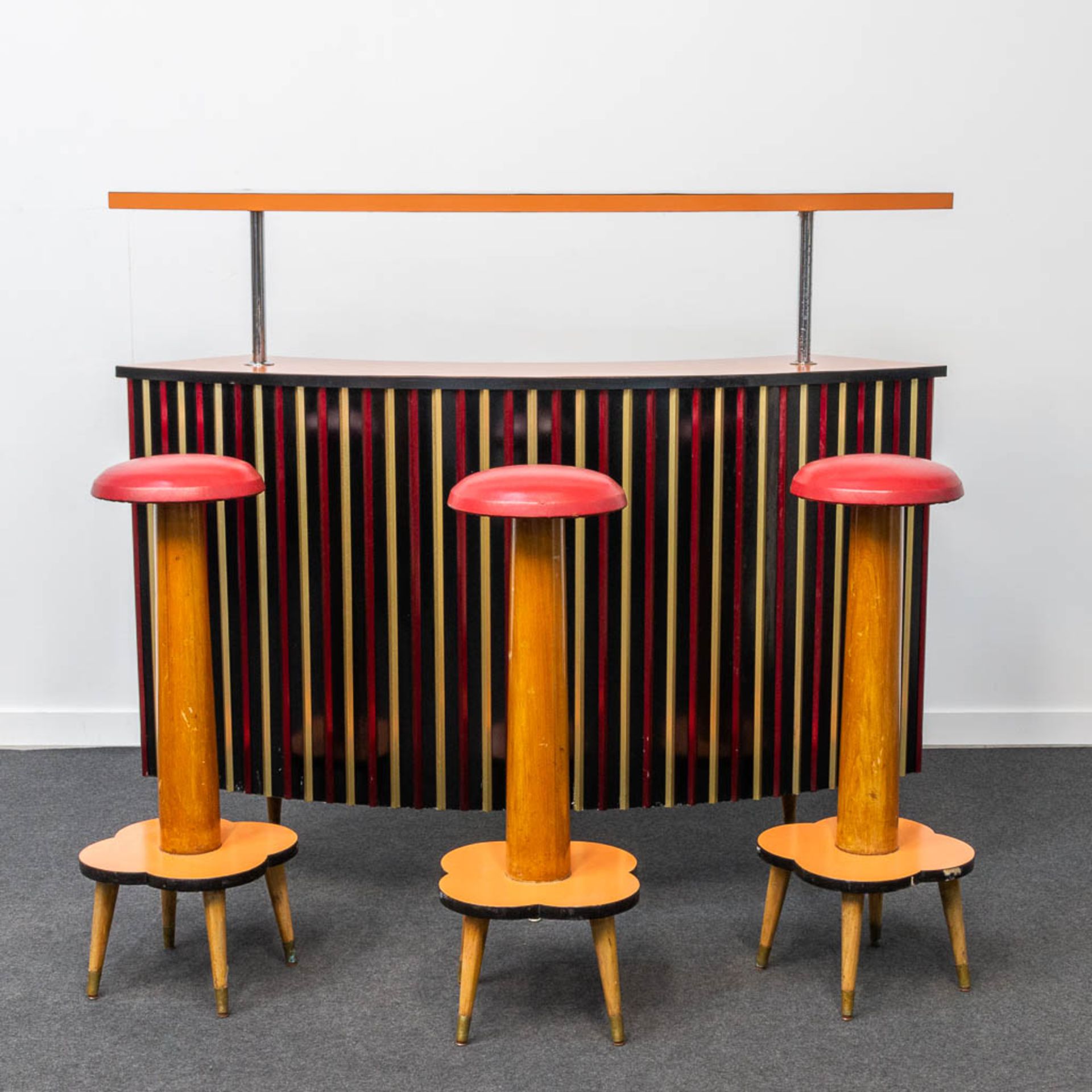 A vintage bar cabinet, made of formica and chrome, sided by 3 bar stools. - Image 9 of 19
