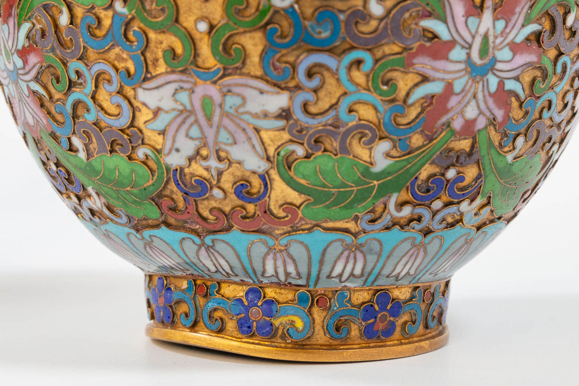 A pair of openworked Cloisonné vases, made of Bronze and enamel. - Image 16 of 17