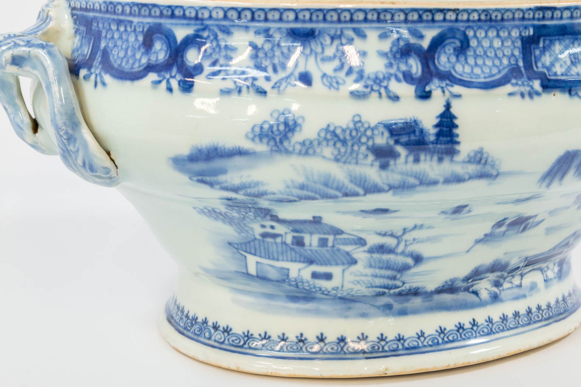 A large Chinese export porcelain blue and white tureen. 19th century. - Image 14 of 17