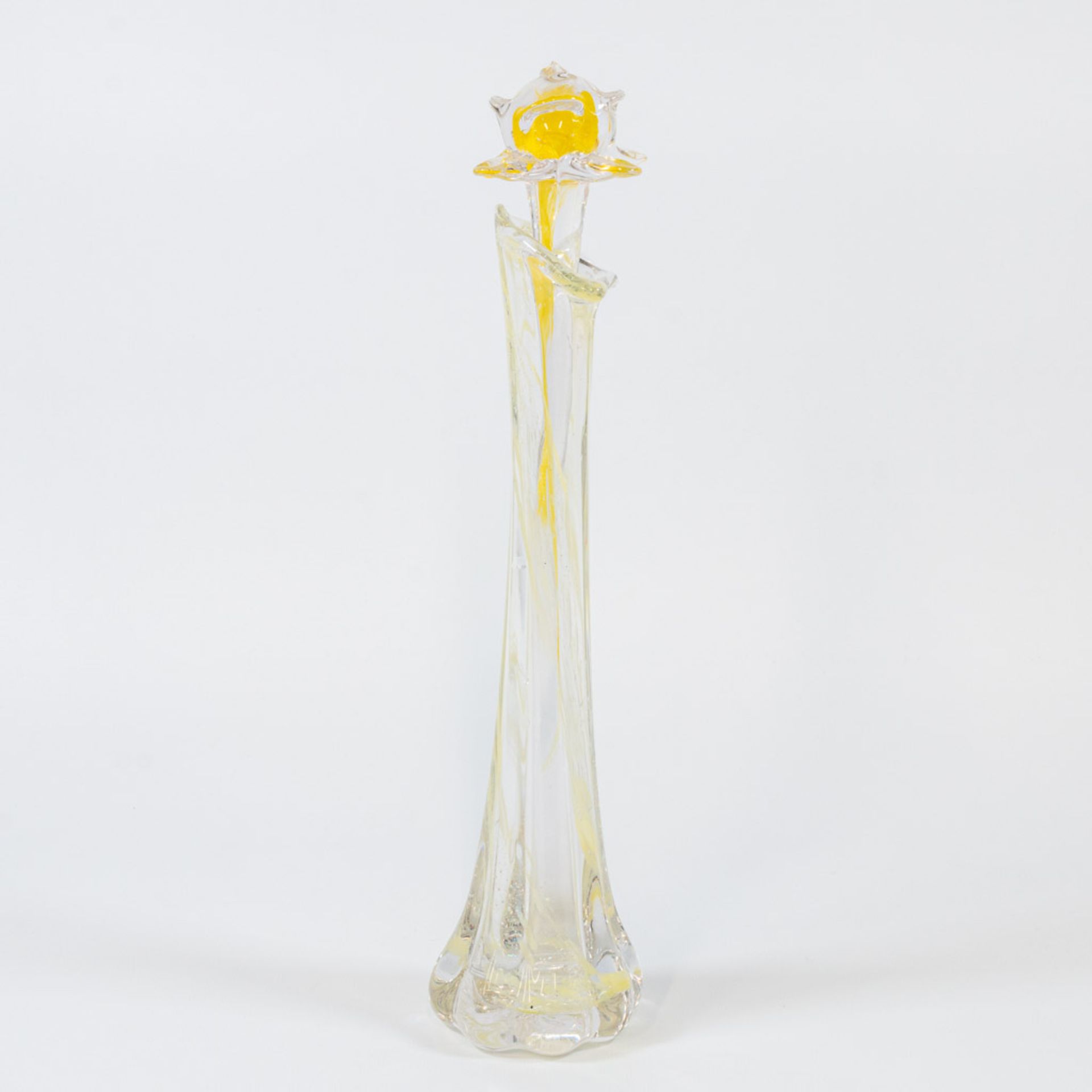 A collection of 4 vases and 4 glass flowers made in Murano, Italy. - Image 27 of 49
