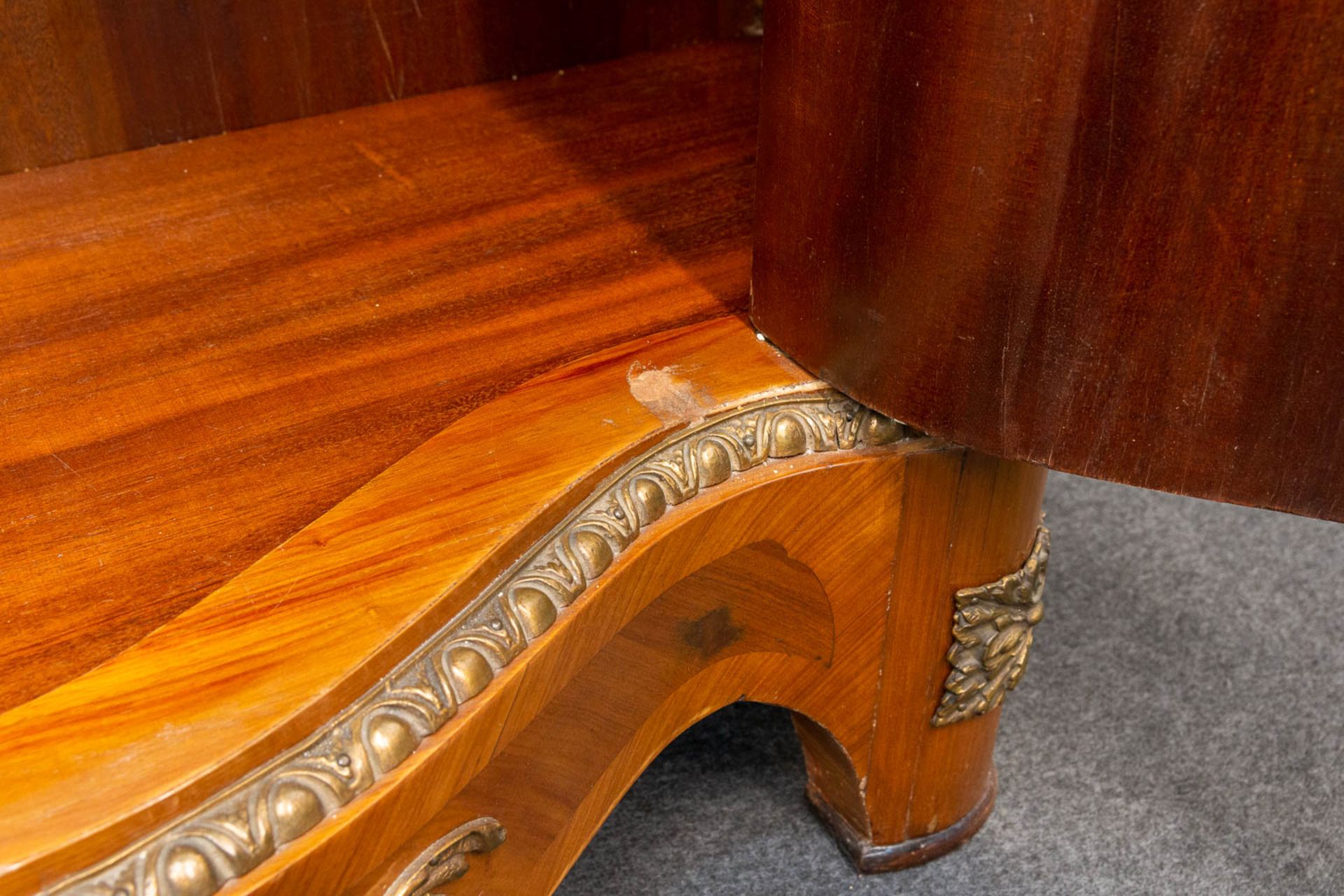 A curved commode inlaid with marquetry with marble top - Bild 5 aus 14