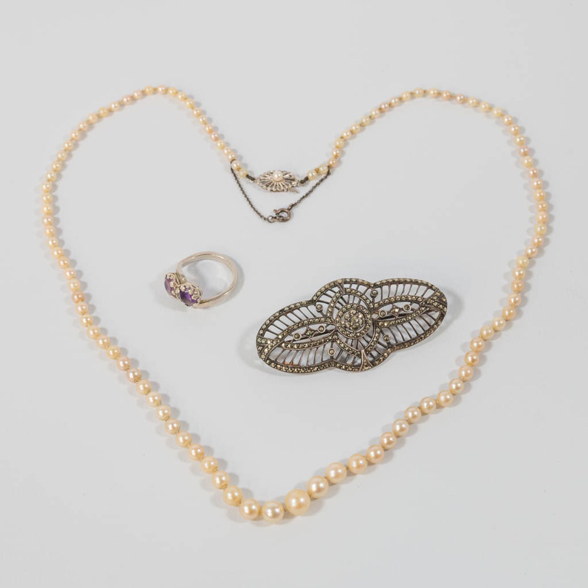 A pearl necklace with 18 karat white gold buckle, combined with a silver ring with purple stones and - Bild 4 aus 15