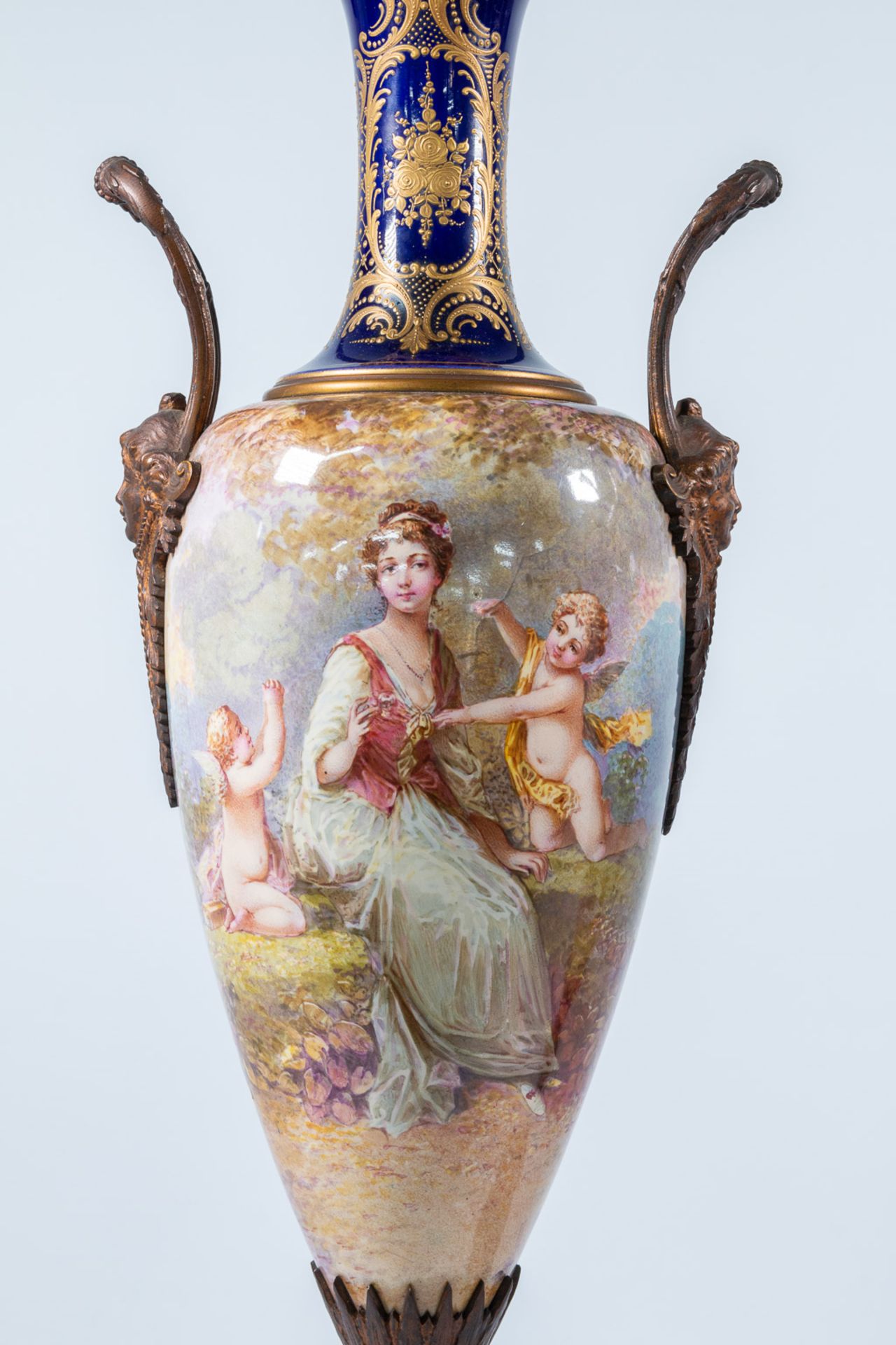 A pair of Sèvres vases with lid, cobalt blue with a decor of ladies and landscapes. 19th century. - Bild 22 aus 28