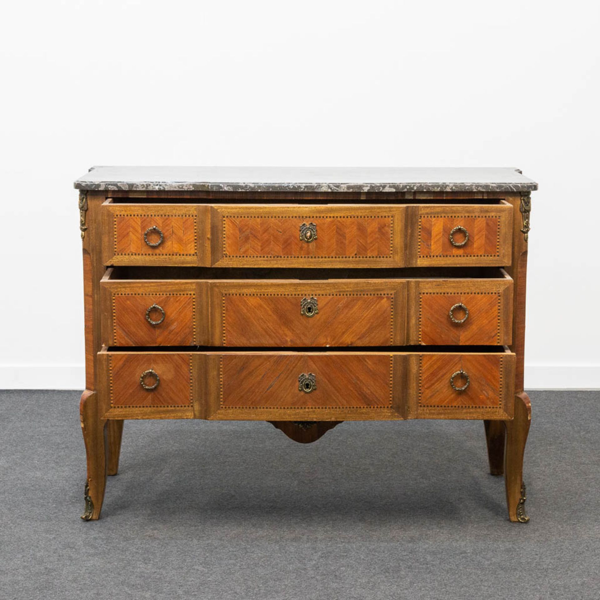 A bronze mounted 3-drawer commode with marble top. - Image 3 of 19