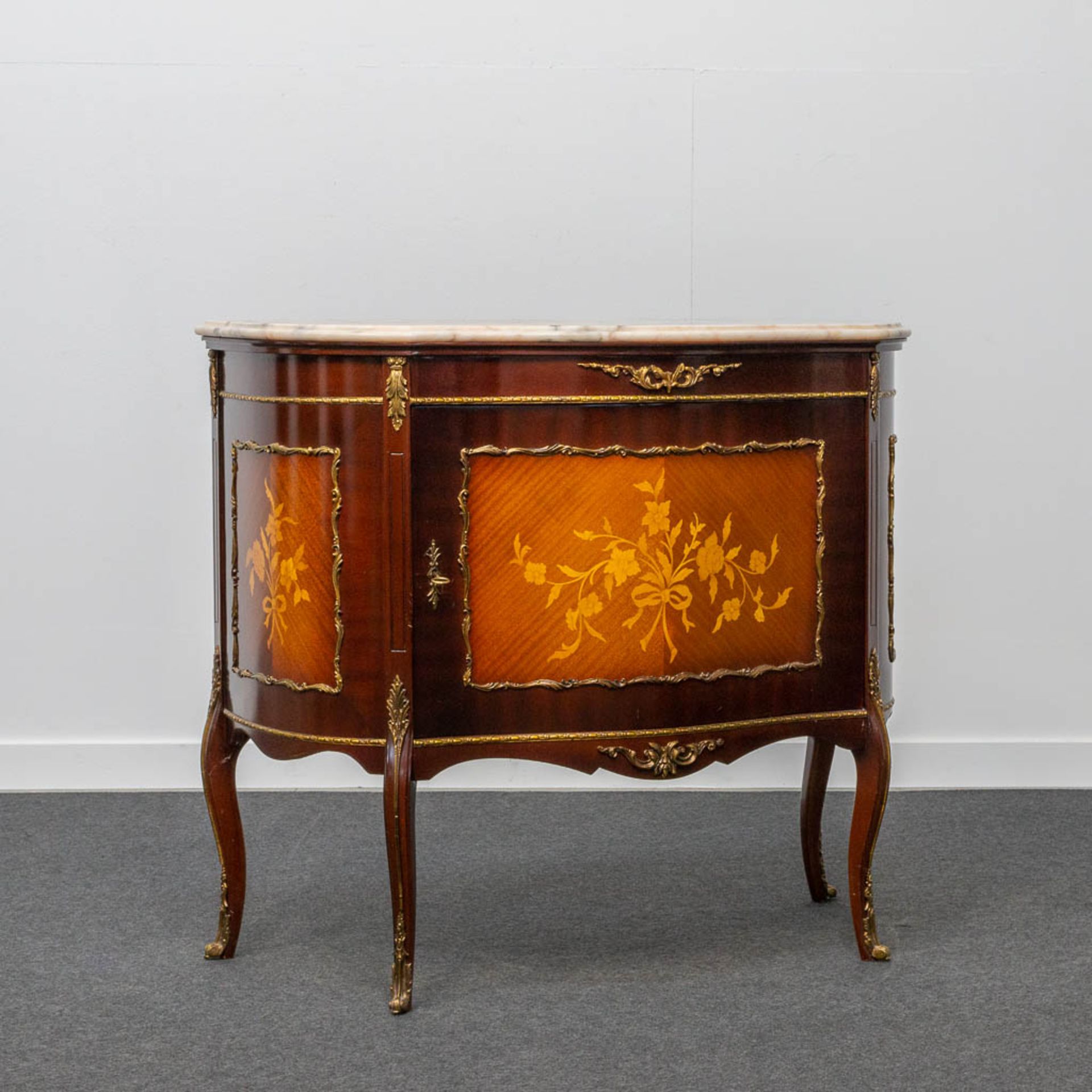 A marquetry inlay commode with marble top. The second half of the 20th century. - Bild 2 aus 22