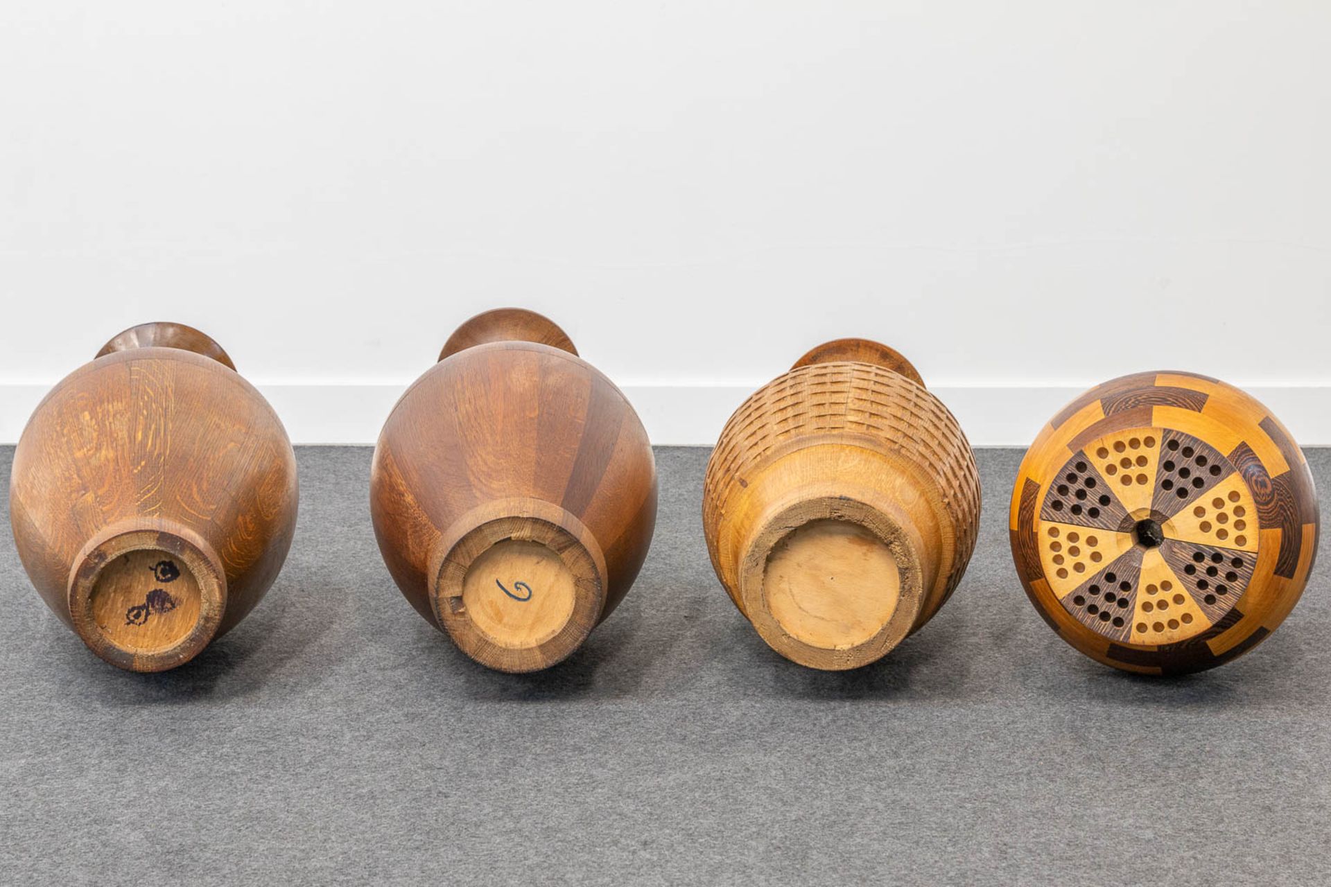 A collection of 4 wood-turned vases with inlay, made by DeCoene in Kortijk, Belgium. - Image 11 of 11