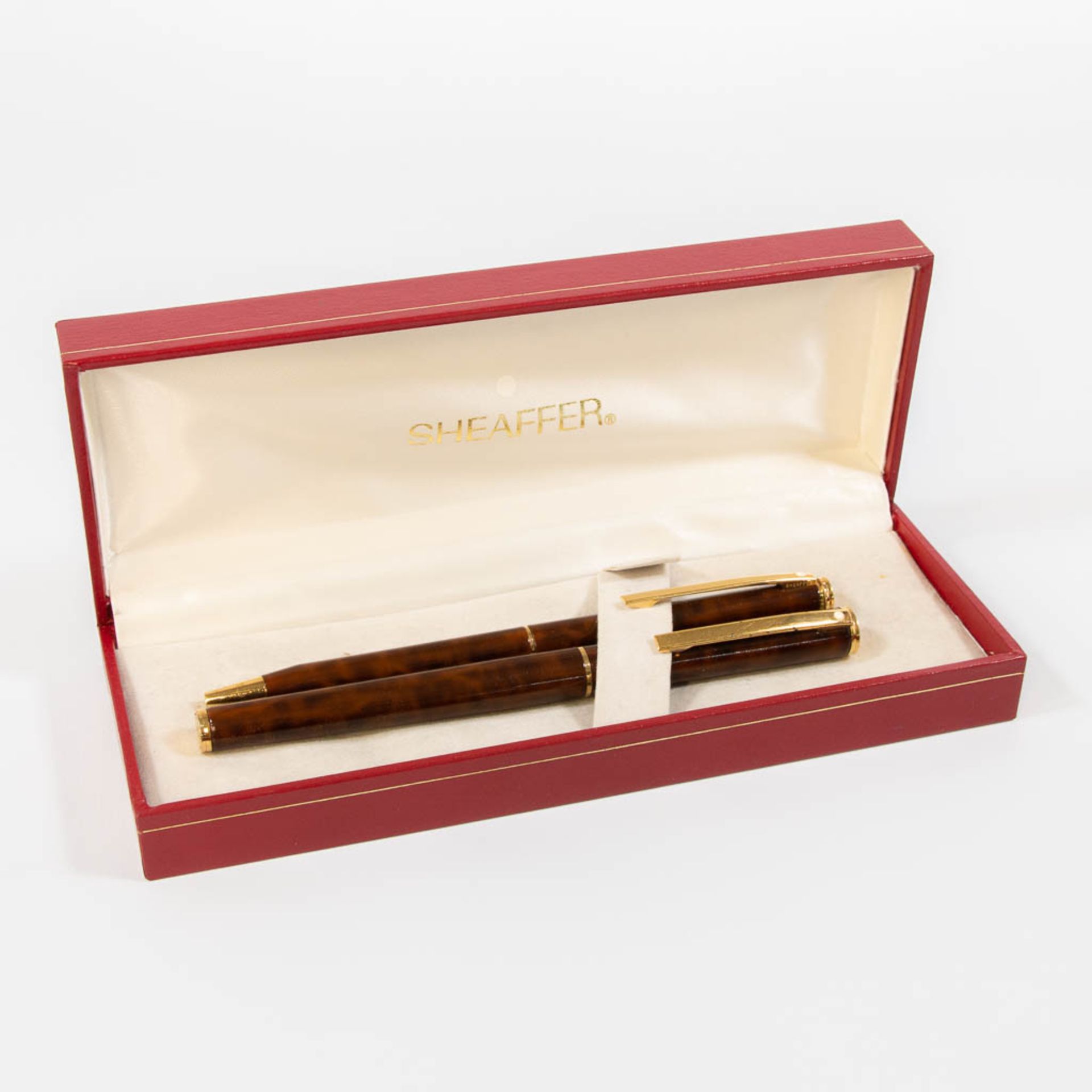 A Sheaffer fountain pen with 18kg gold nib, and a ballpoint pen in their original case. - Image 10 of 11