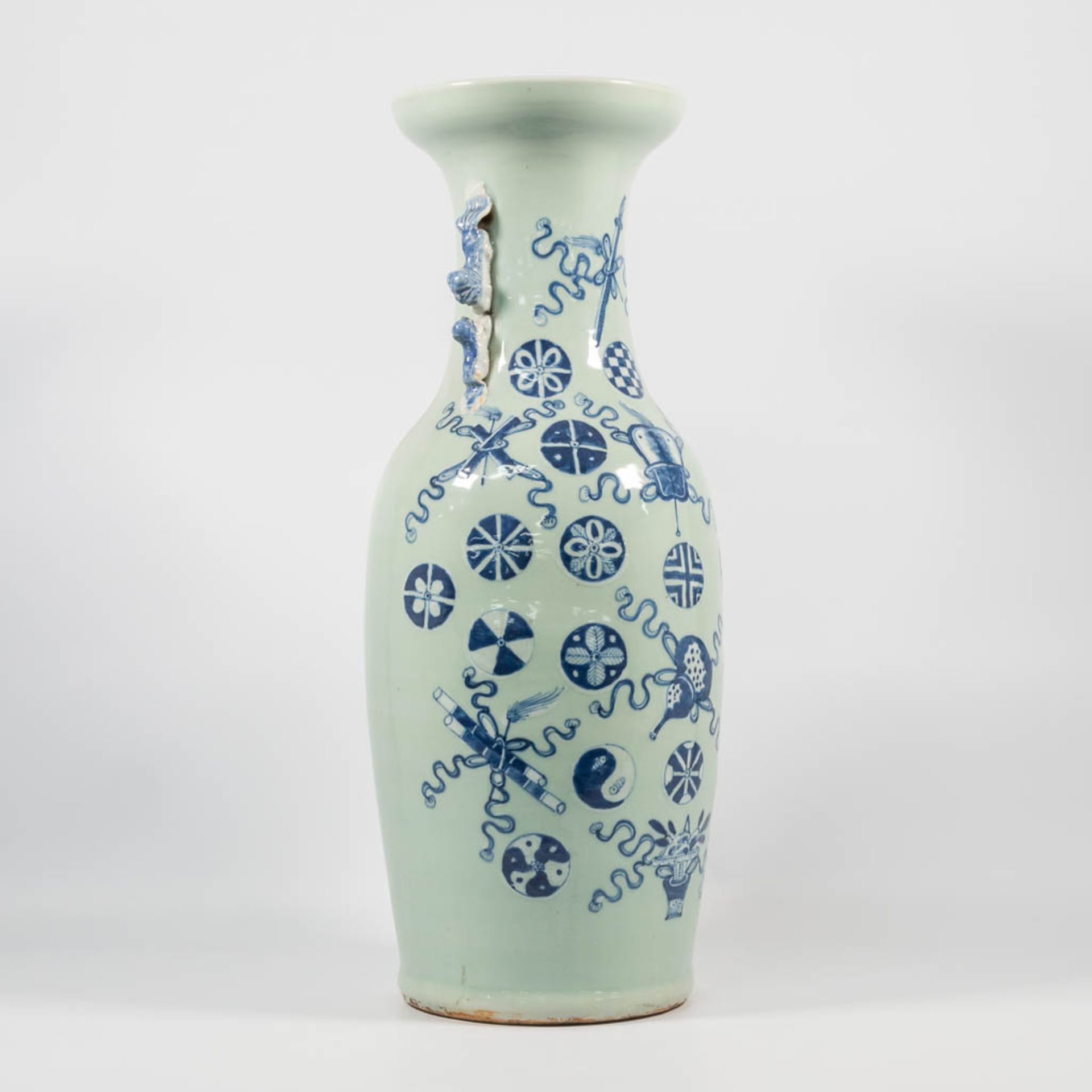 A blue and white Chinese Vase with symbolic decor, combined with 2 blue and white porcelain plates. - Image 9 of 33