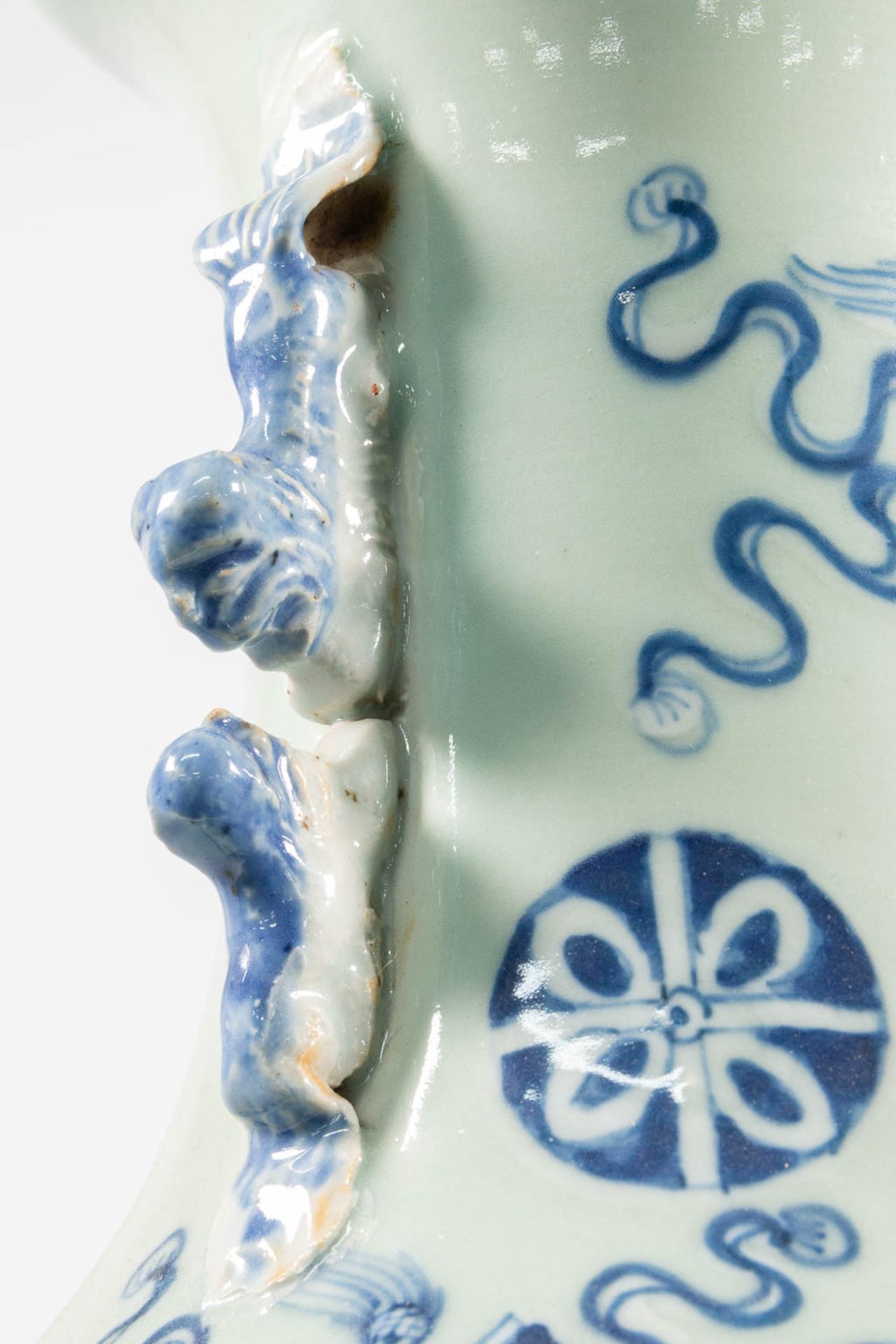 A blue and white Chinese Vase with symbolic decor, combined with 2 blue and white porcelain plates. - Image 23 of 33