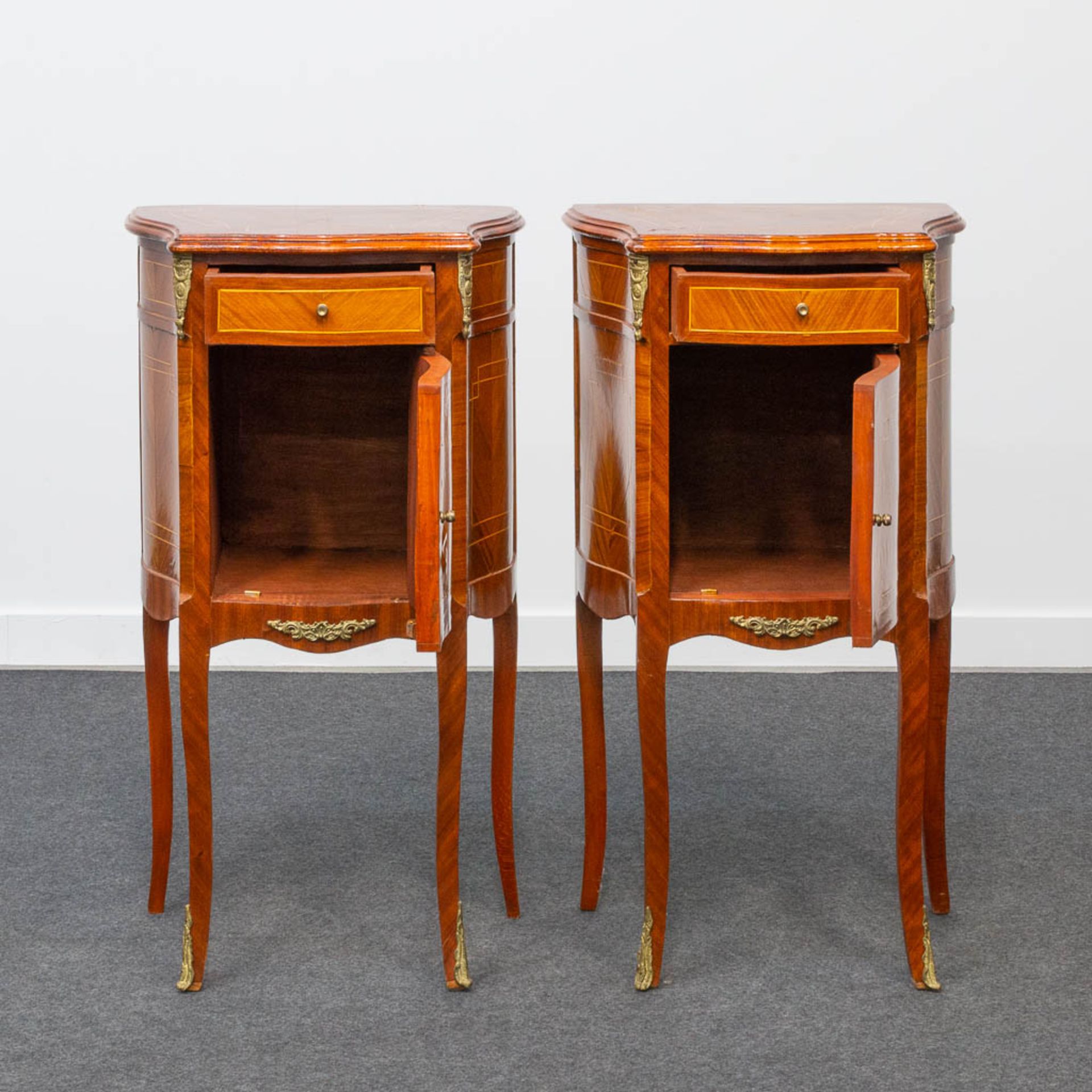 A pair of bronze mounted nightstands, inlaid with marquetry. Second half of the 20th century. - Image 3 of 22