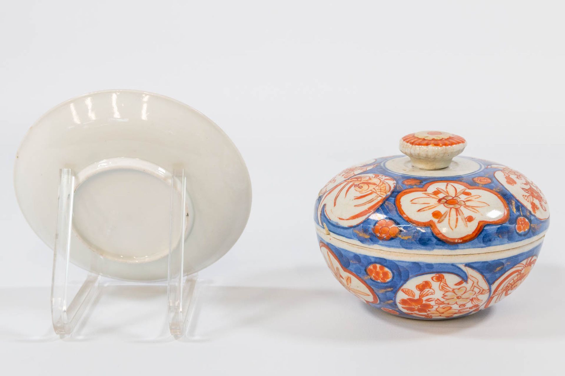 A collection of 6 famille rose objects and plates, made of porcelain. - Image 8 of 24