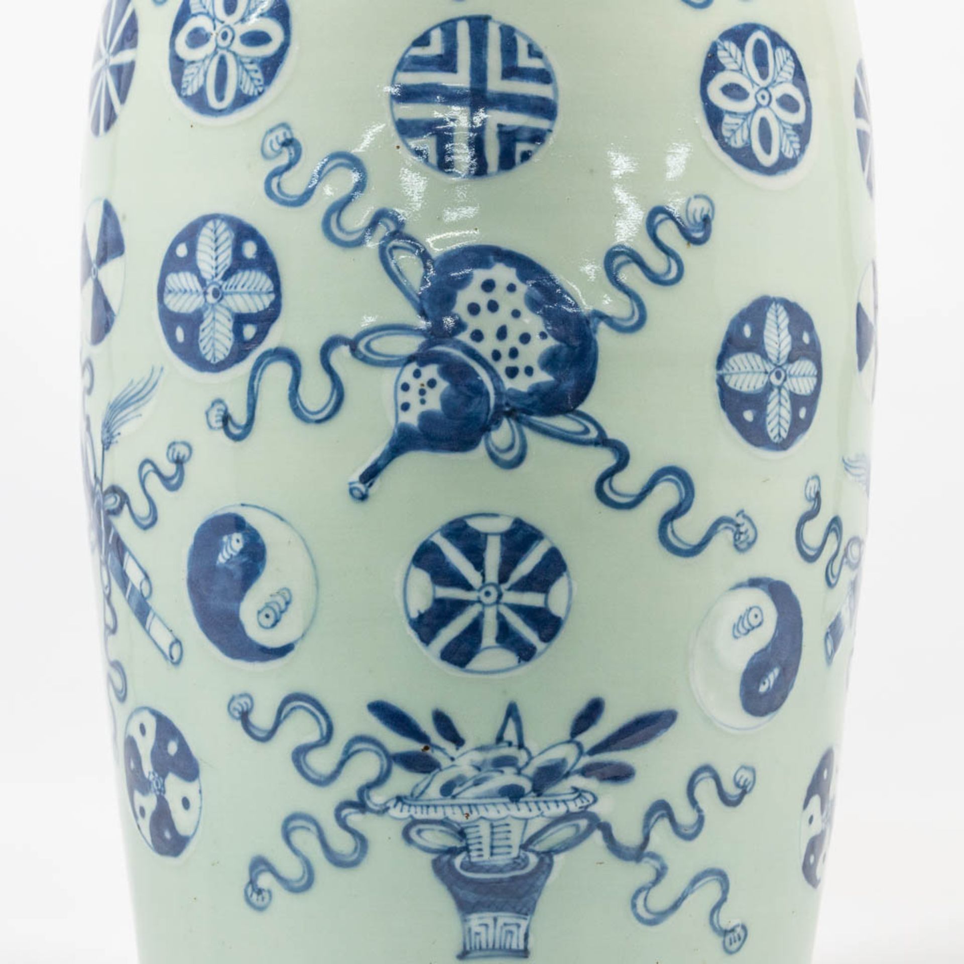 A blue and white Chinese Vase with symbolic decor, combined with 2 blue and white porcelain plates. - Image 19 of 33
