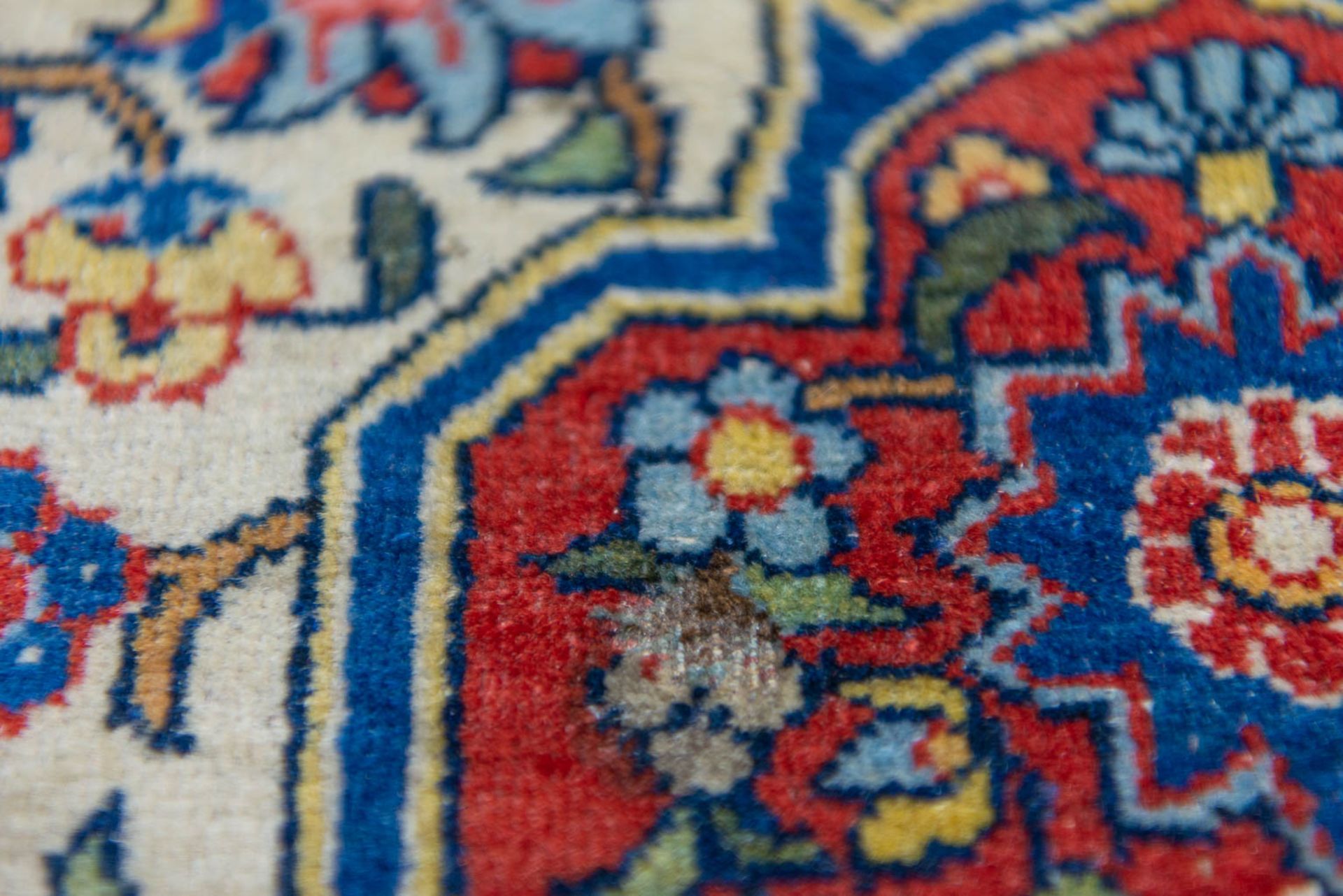 An Oriental, hand-made carpet. 205 x 145 - Image 5 of 10