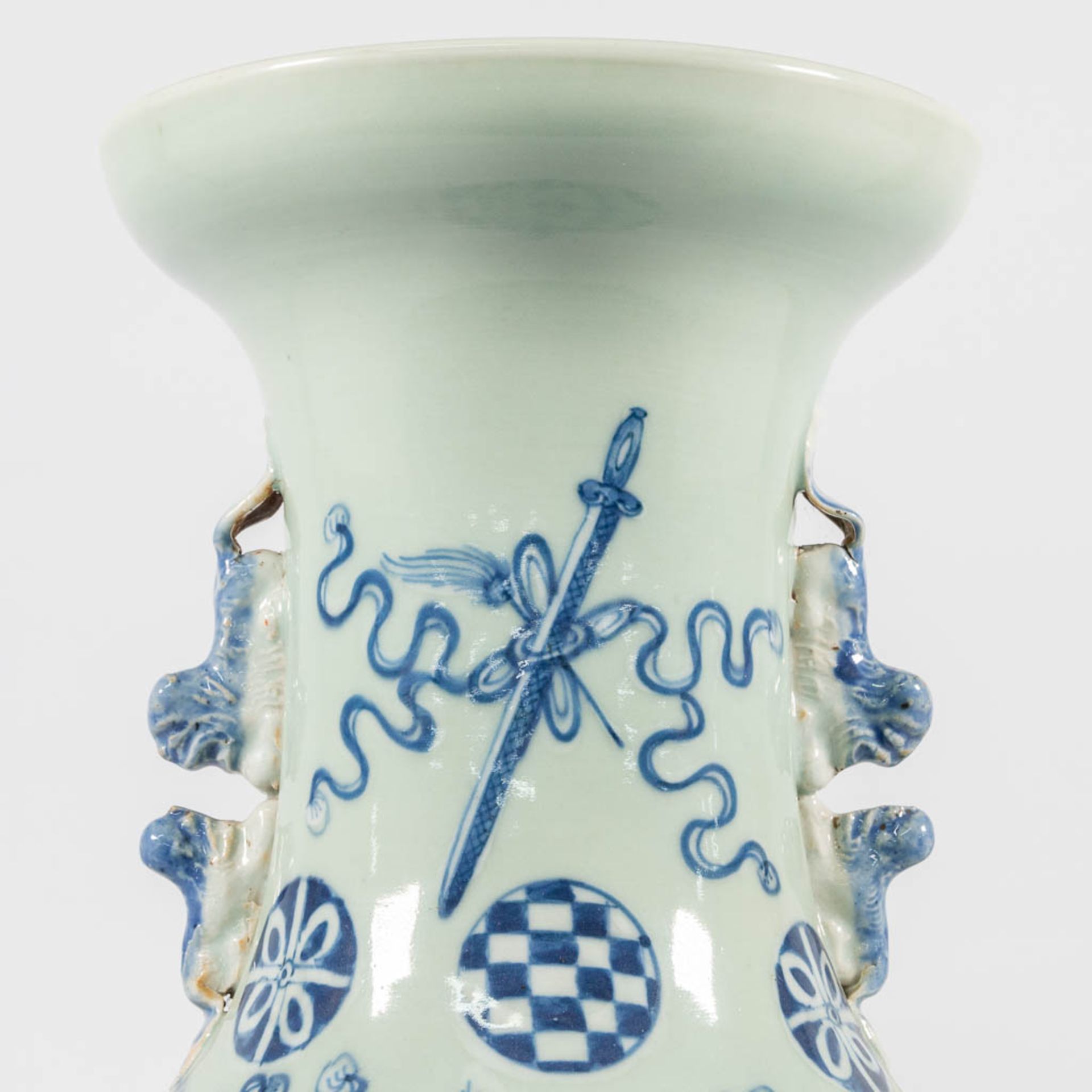 A blue and white Chinese Vase with symbolic decor, combined with 2 blue and white porcelain plates. - Image 14 of 33