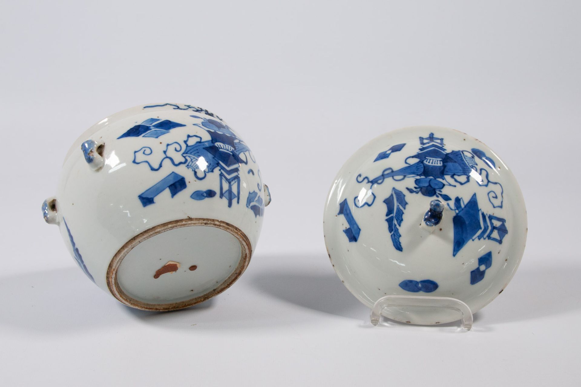 A Chinese jar with blue white decor of Antiquities. 19th-20th cent - Image 6 of 13
