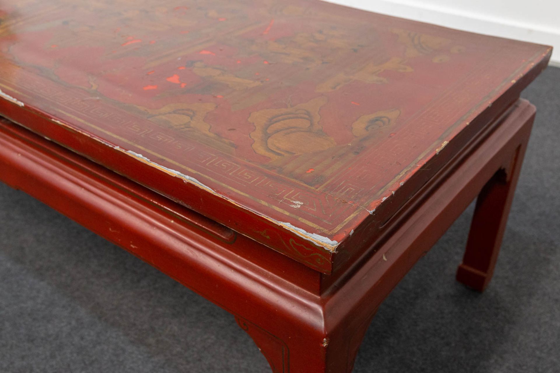 A coffee table with asian images. - Bild 12 aus 15