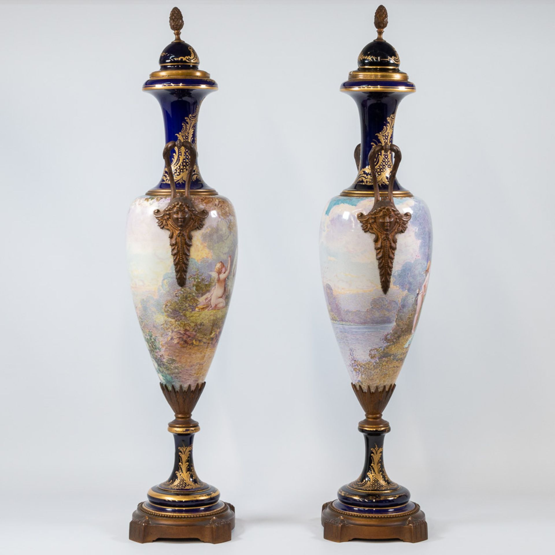 A pair of Sèvres vases with lid, cobalt blue with a decor of ladies and landscapes. 19th century. - Bild 2 aus 28