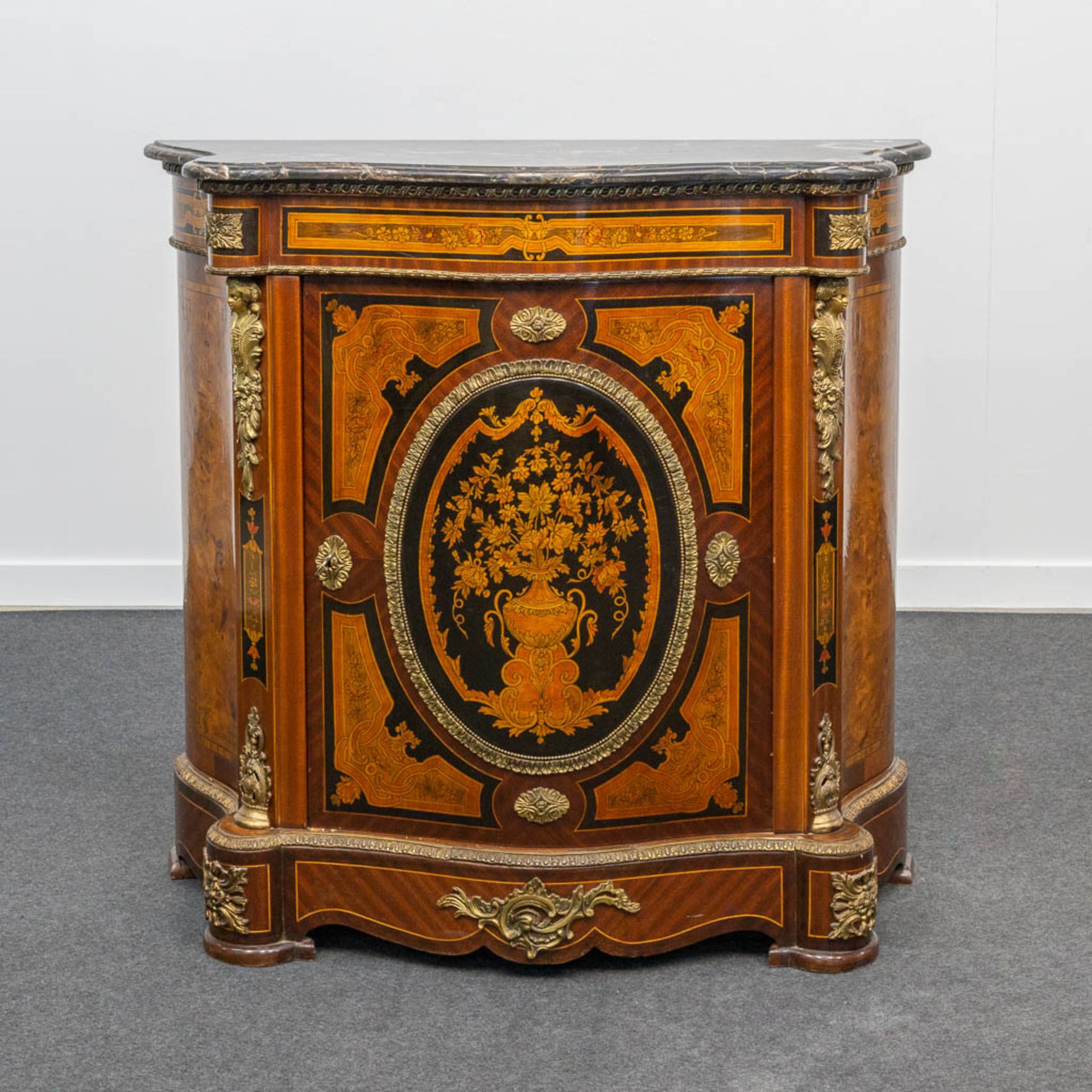 A marquetry inlaid commode, mounted with bronze and with a marble top. - Image 7 of 15