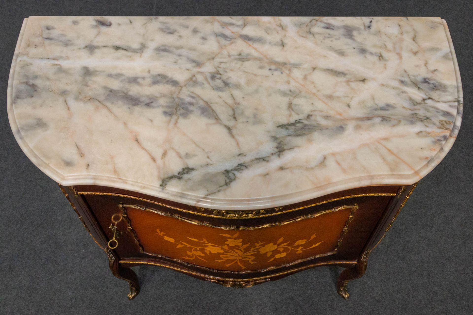 A marquetry inlay commode with marble top. The second half of the 20th century. - Bild 18 aus 22