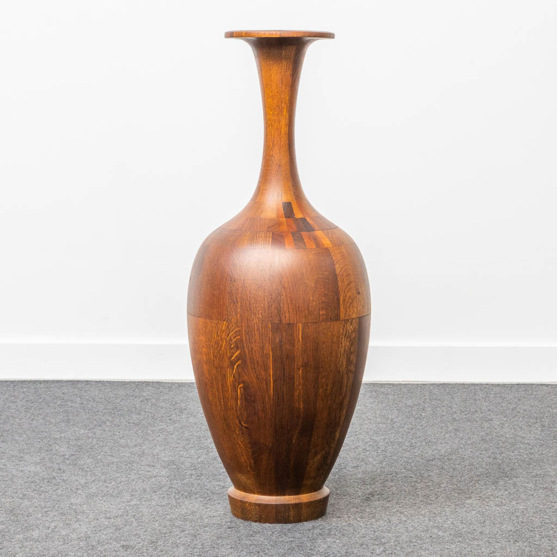 A collection of 4 wood-turned vases with inlay, made by DeCoene in Kortijk, Belgium. - Image 5 of 11