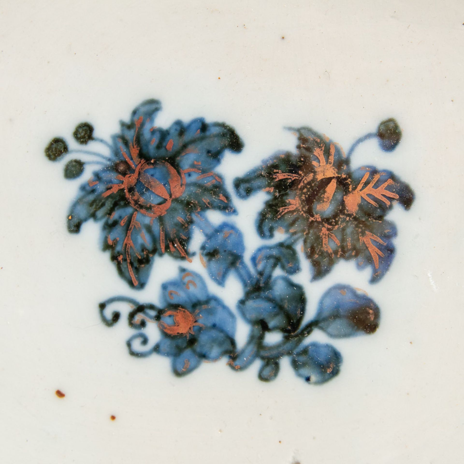 A small tureen with lid, Chinese export porcelain with underglaze blue, white and overglaze gold flo - Image 17 of 24