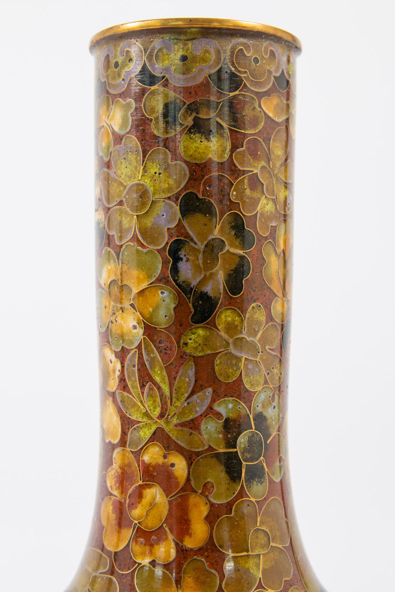 A pair of cloisonné vases - Image 8 of 12