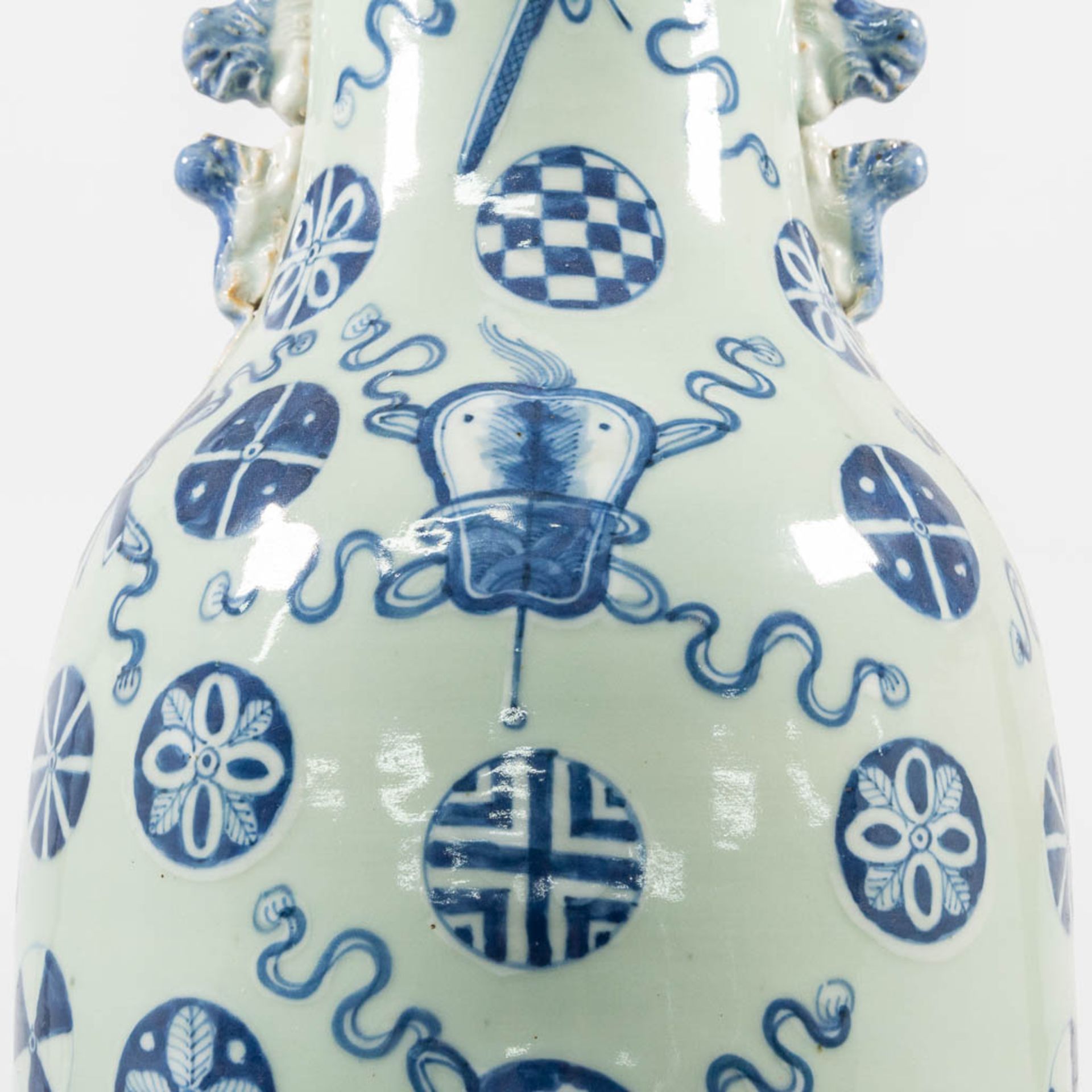 A blue and white Chinese Vase with symbolic decor, combined with 2 blue and white porcelain plates. - Image 21 of 33