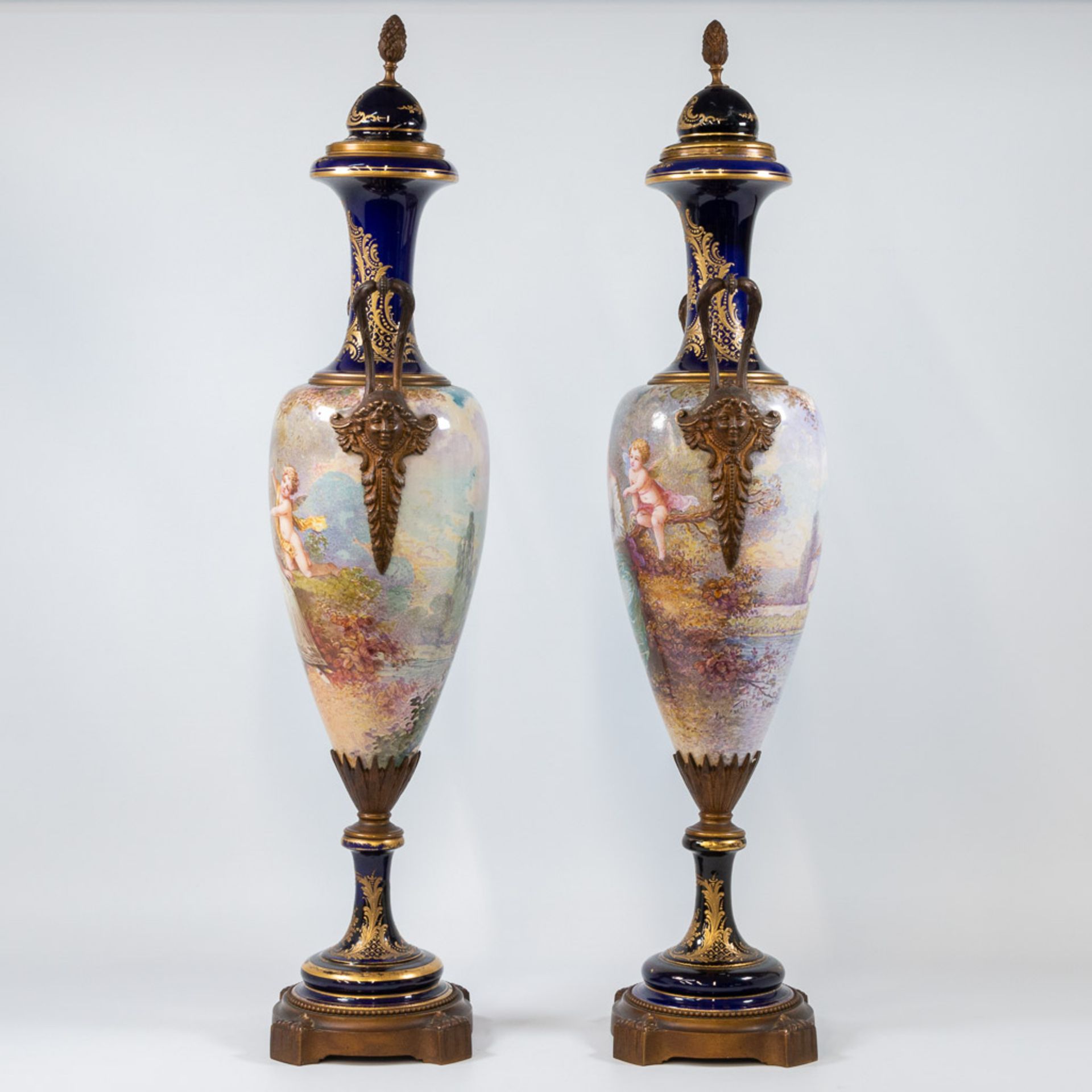 A pair of Sèvres vases with lid, cobalt blue with a decor of ladies and landscapes. 19th century. - Bild 4 aus 28