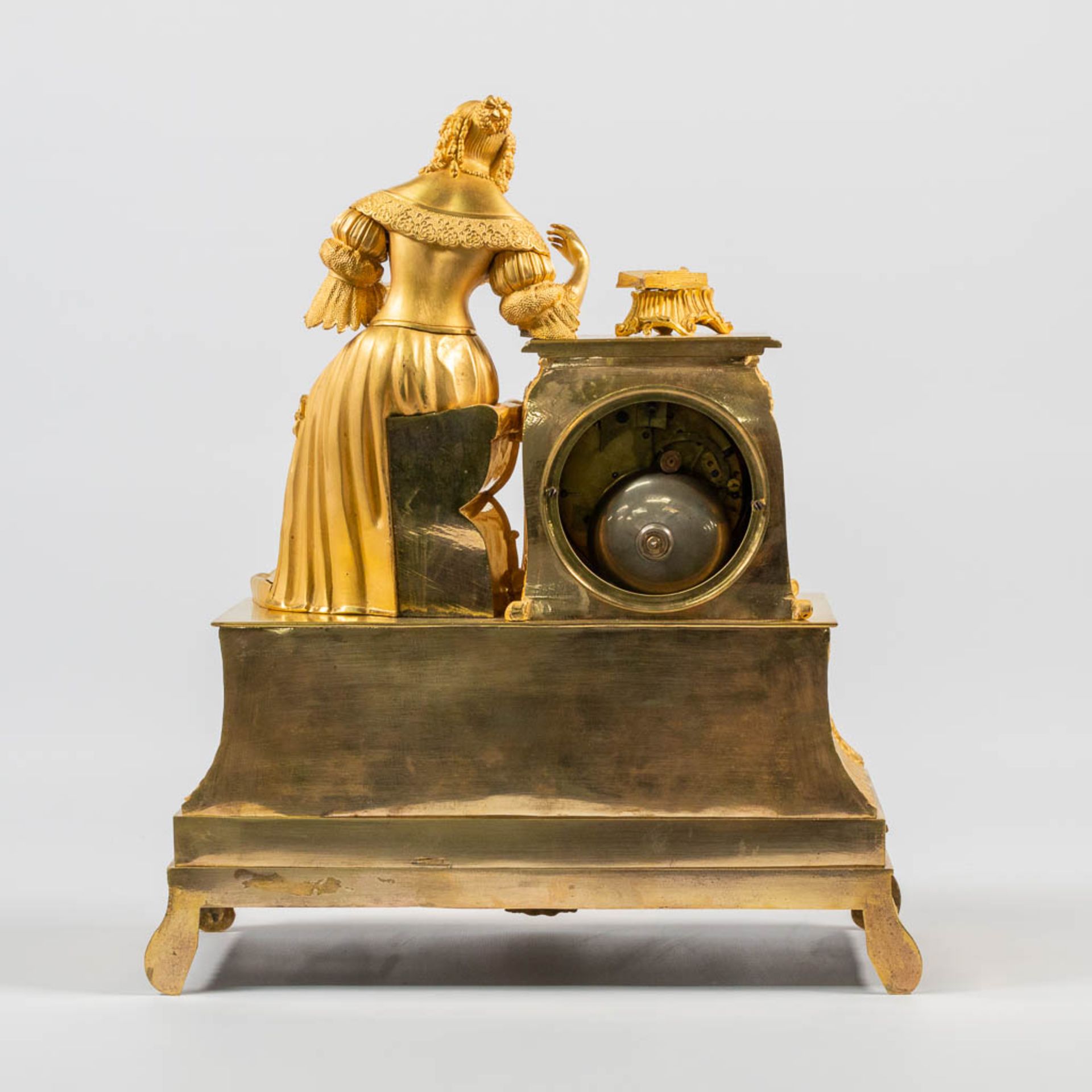 An Ormolu Bronze Mantle Clock with Romantic Scene, 'La Liseuze' - Bild 10 aus 19