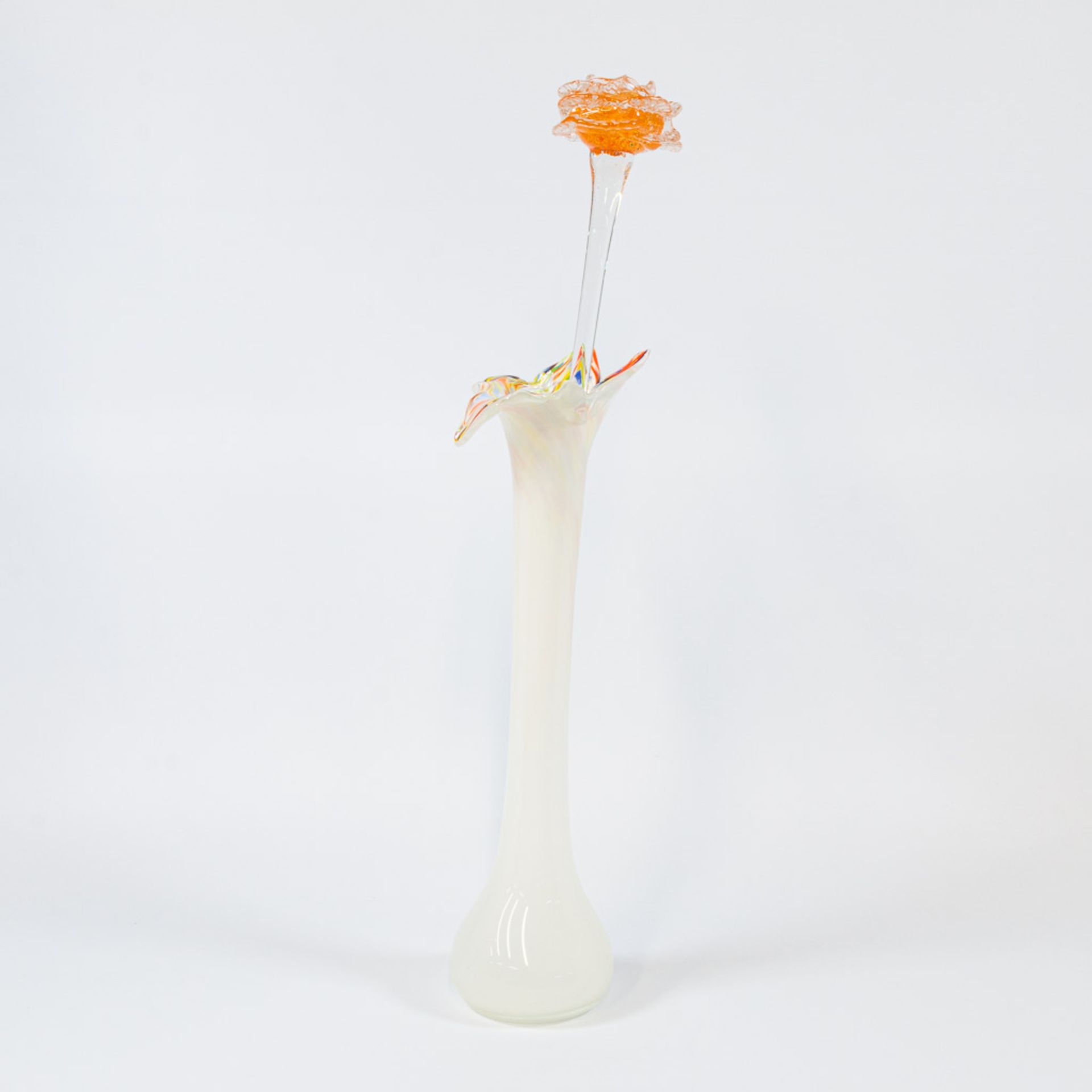 A collection of 4 vases and 4 glass flowers made in Murano, Italy. - Image 4 of 49