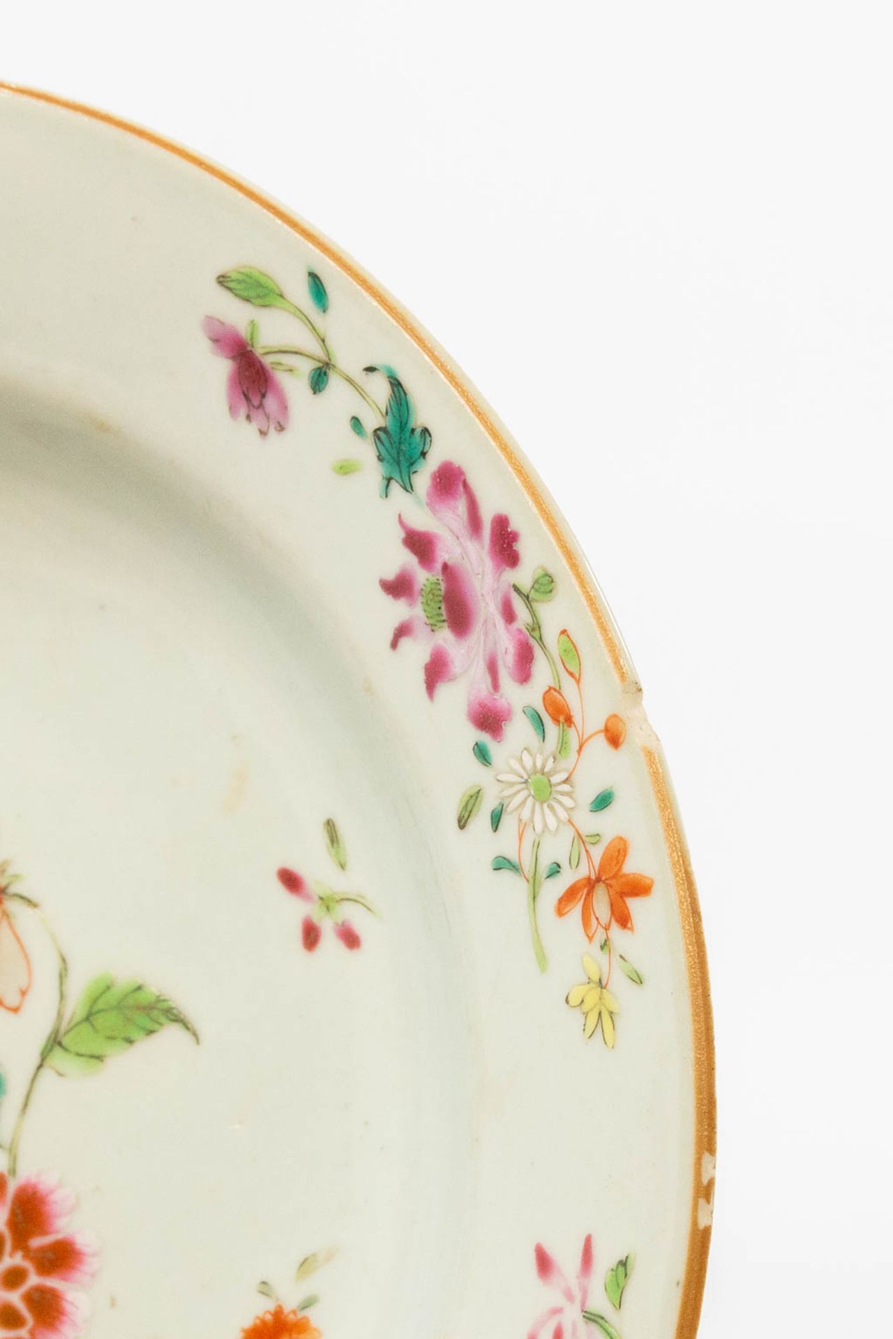 A collection of 6 display plates, famille rose. - Image 24 of 28