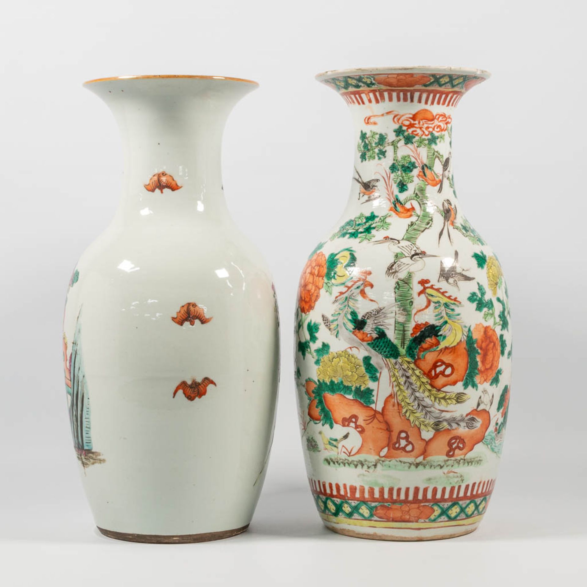 A collection of 2 Chinese vases, with decor of Ladies in court and peacocks. 19th/20th century. - Image 3 of 14