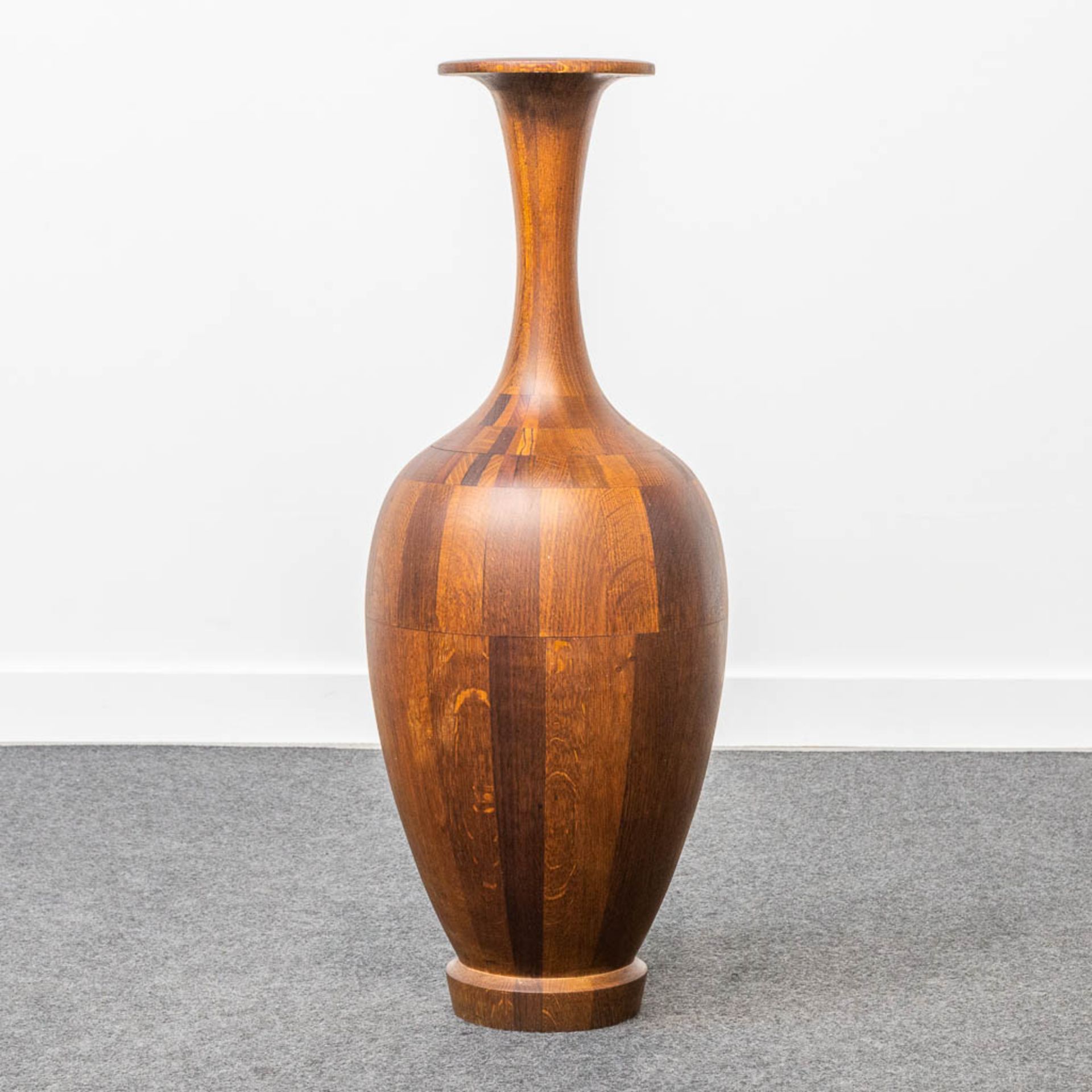 A collection of 4 wood-turned vases with inlay, made by DeCoene in Kortijk, Belgium. - Image 4 of 11