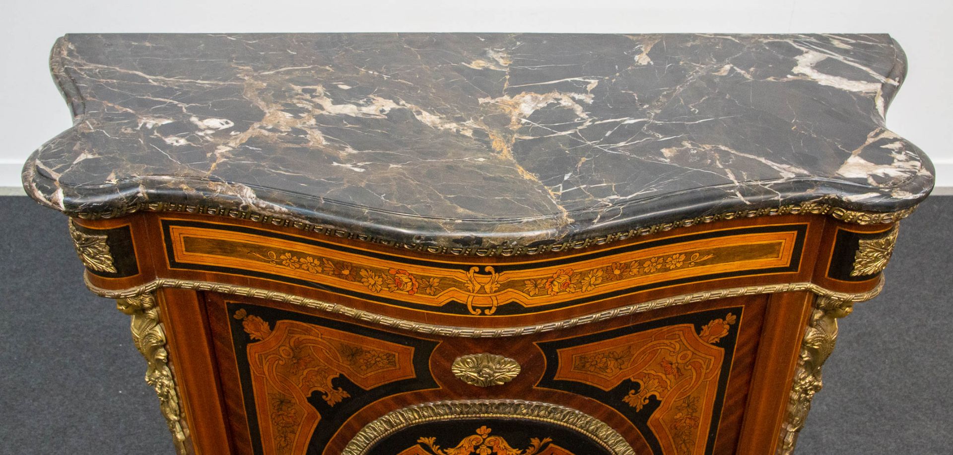 A marquetry inlaid commode, mounted with bronze and with a marble top. - Image 13 of 15