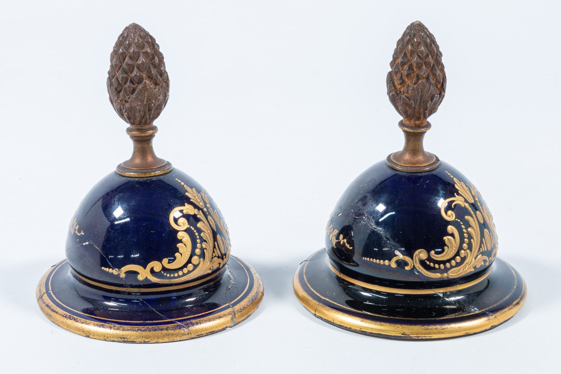 A pair of Sèvres vases with lid, cobalt blue with a decor of ladies and landscapes. 19th century. - Bild 19 aus 28